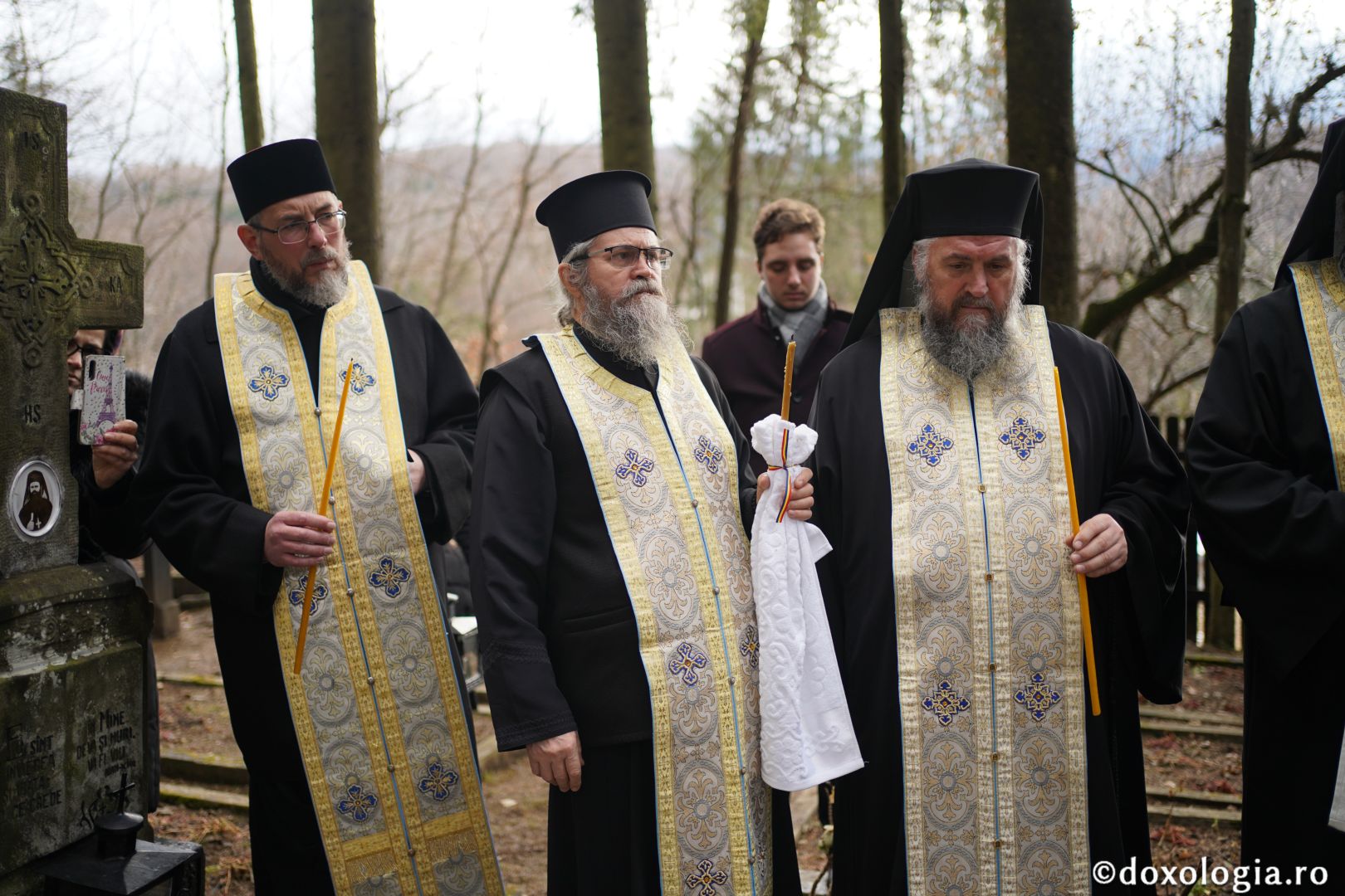 Parastas pentru duhovnicii din „Grădina cu sfinți”: PS Varlaam Ploieșteanul a slujit la Mănăstirea Sihăstria