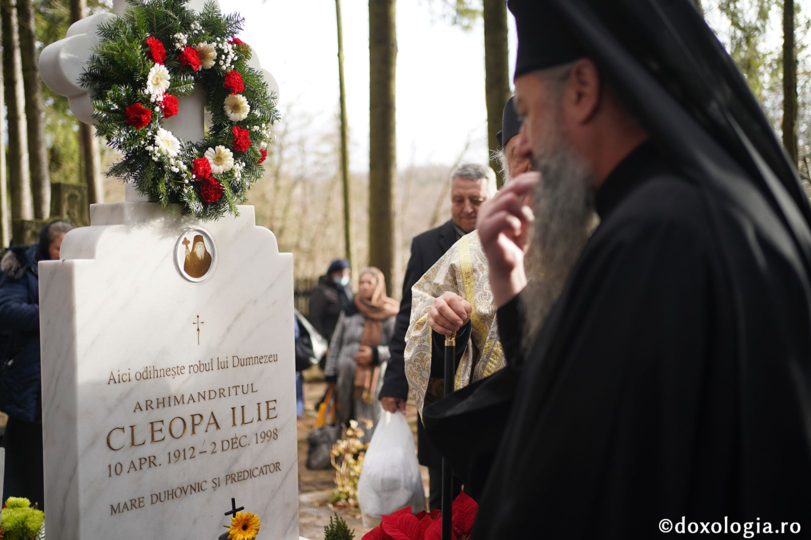 Parastas pentru duhovnicii din „Grădina cu sfinți”: PS Varlaam Ploieșteanul a slujit la Mănăstirea Sihăstria