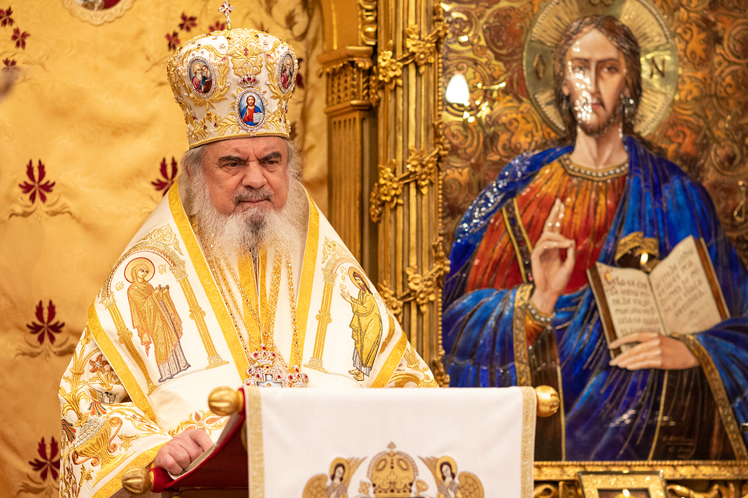 Părintele Patriarh Daniel: „Să aducem daruri, asemenea magilor!”