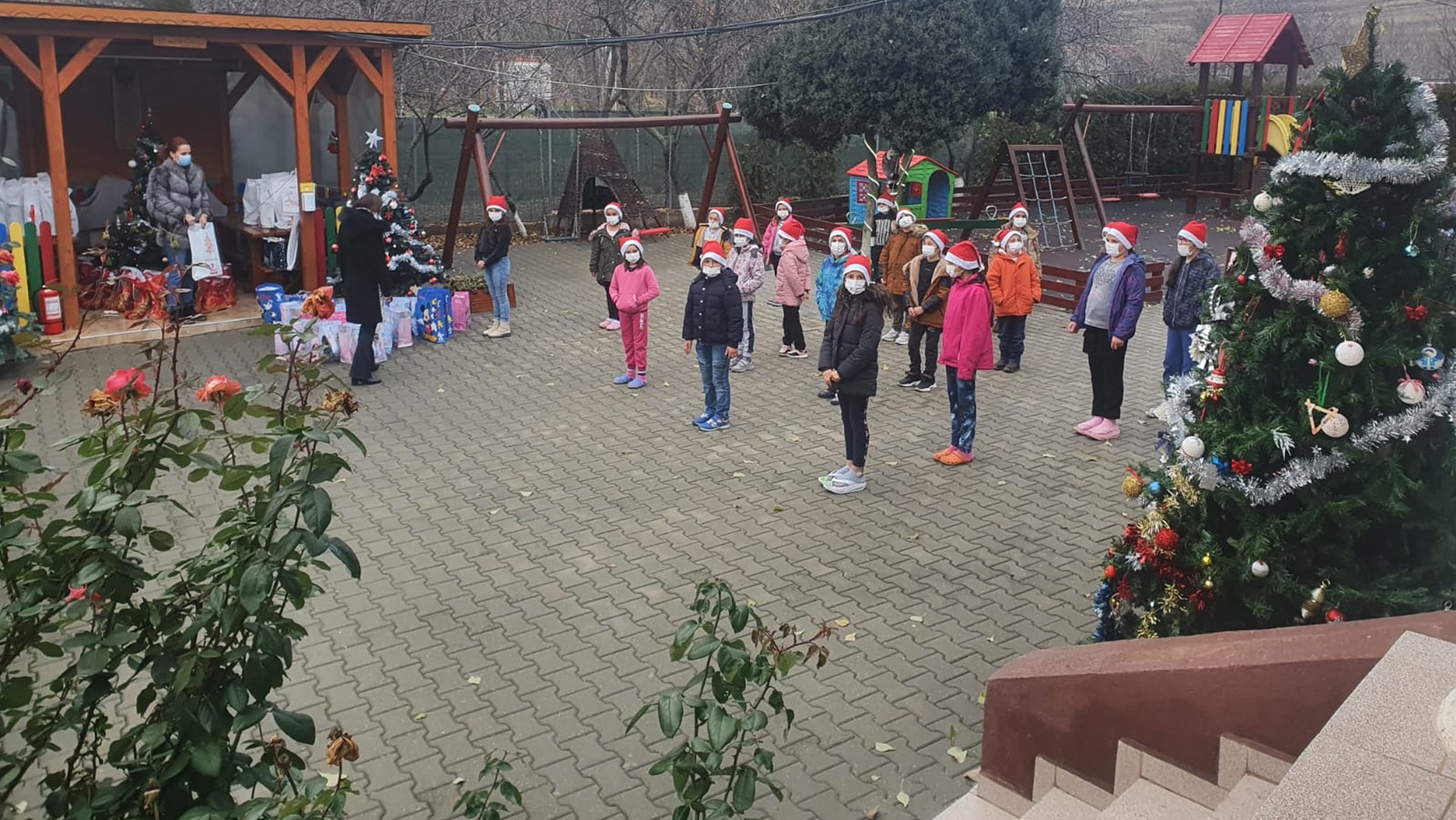 Sfântul Nicolae a venit deja în centrele de zi din Arhiepiscopia Bucureștilor, cu daruri de la Părintele Patriarh