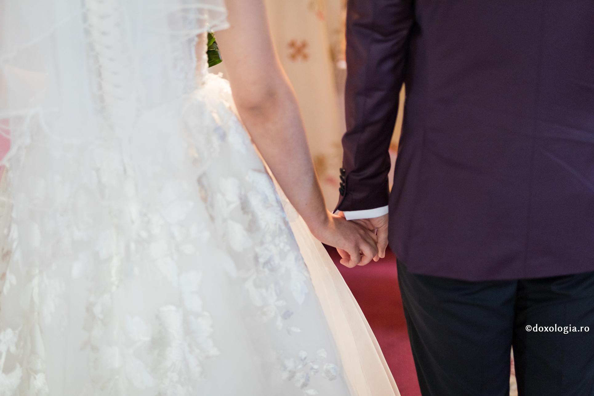 Regulile universale ale vieții de familie / Foto: Oana Nechifor miri ținându-se de mână