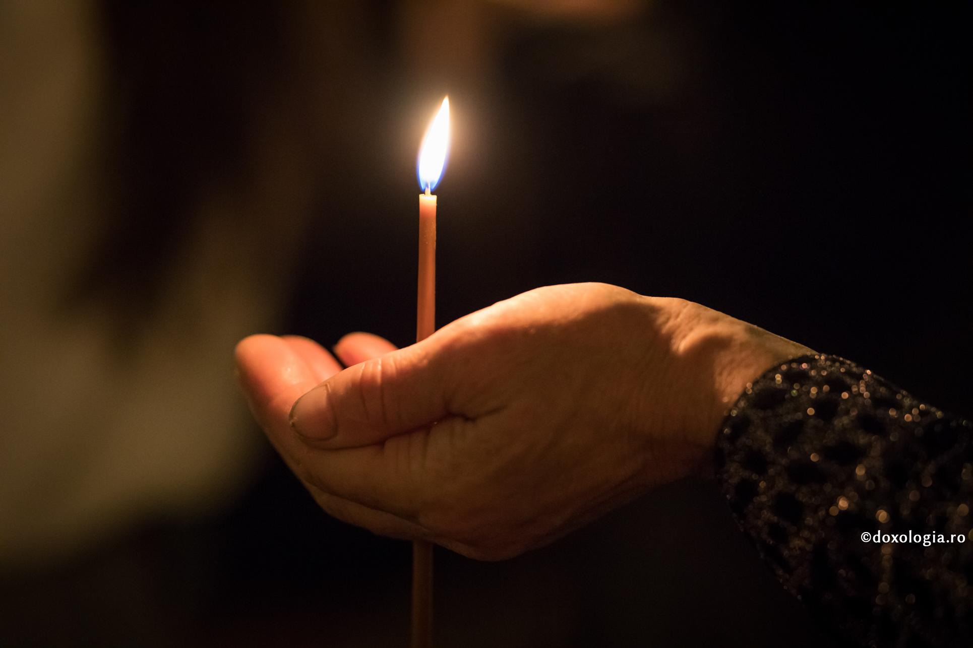 lumânare aprinsă în mână