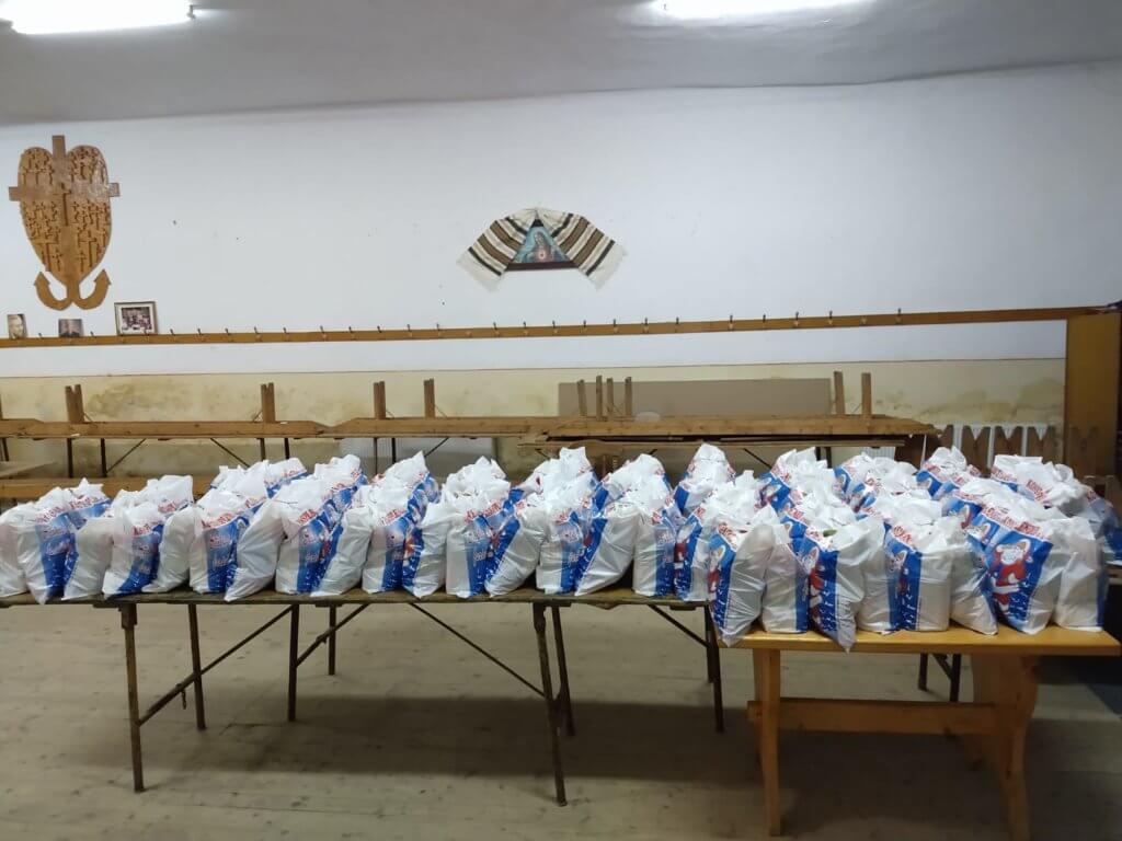 Copiii săraci din Copșa Mică au primit cele 100 de burse sociale lunare din partea Episcopiei Ortodoxe Române a Europei de Nord Copiii săraci din Copșa Mică au primit cele 100 de burse sociale lunare din partea Episcopiei Ortodoxe Române a Europei de Nord