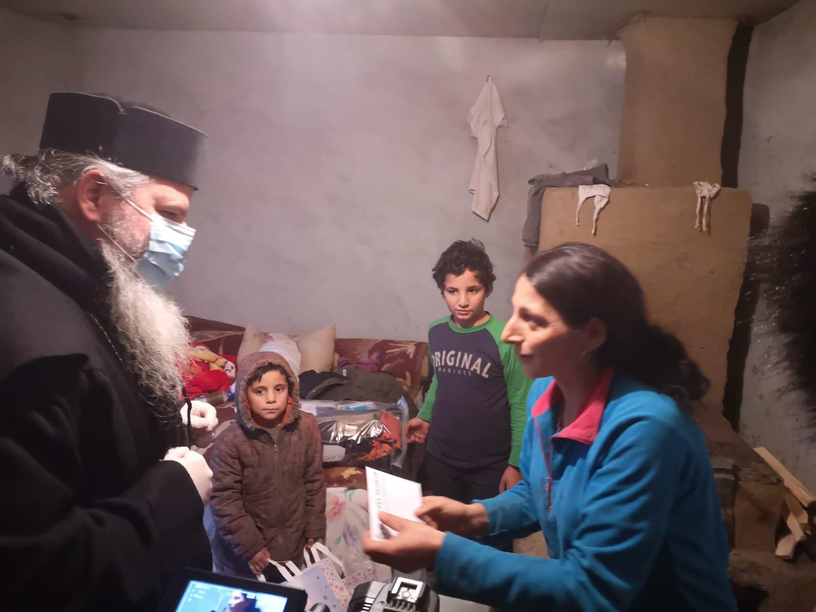 Caravana „Dar de Crăciun” din Episcopia Huşilor ajunge la 3000 de copii din judeţul Vaslui