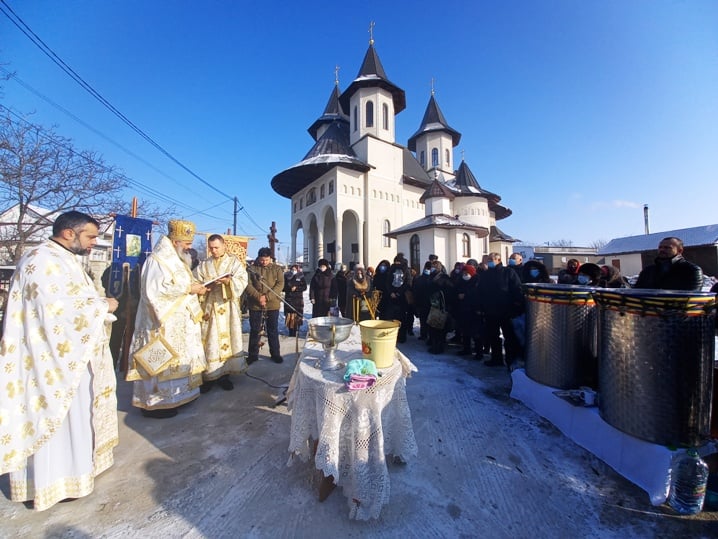 Slujire arhierească în Parohia „Acoperământul Maicii Domnului” din oraşul Donduşeni Liturghii arhiereşti în Episcopia de Bălţi