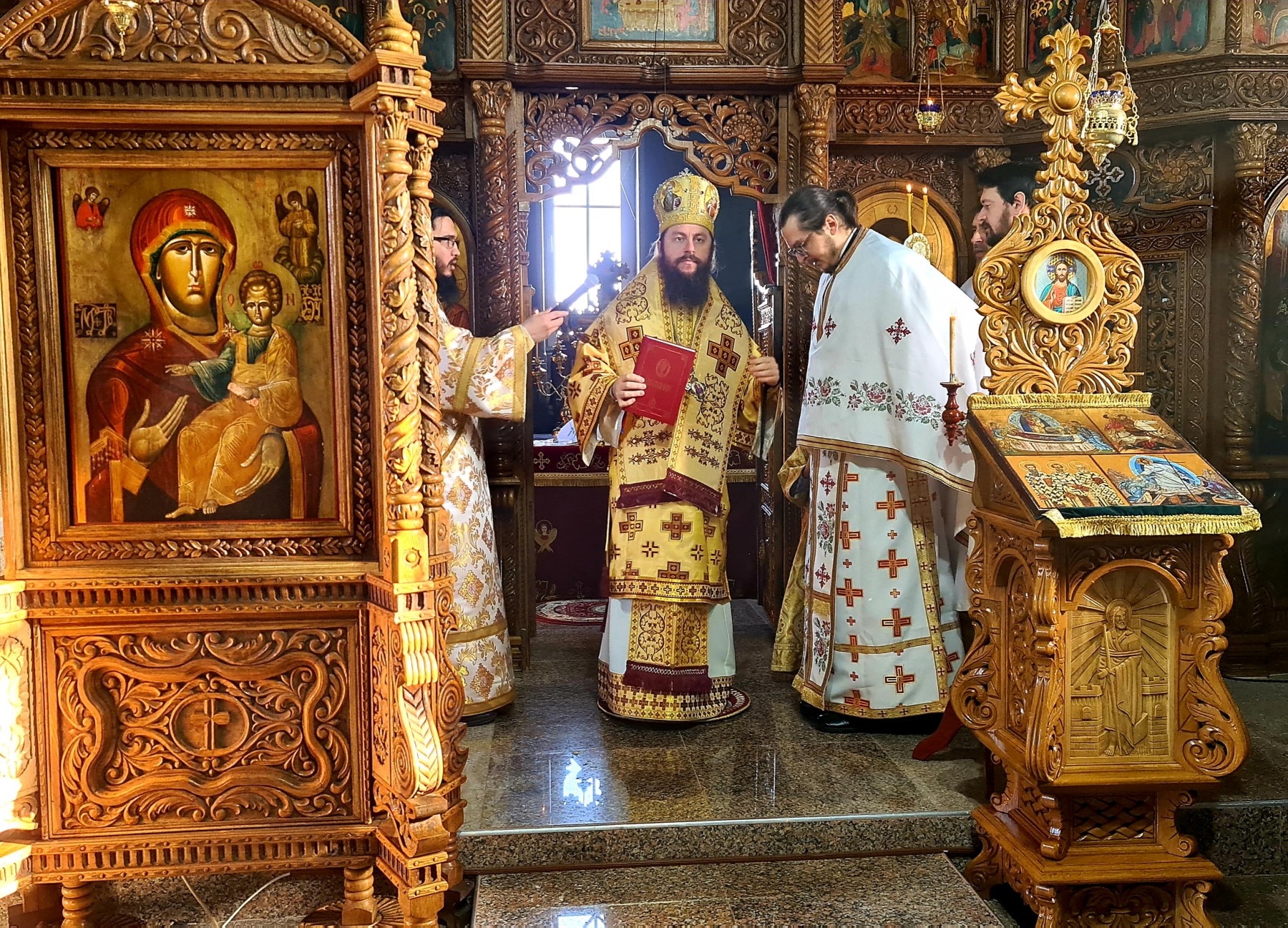 foto: Arhiepiscopia Sucevei și Rădăuților Binecuvântare arhierească pentru credincioșii din Călugăreni – Protopopiat Suceava I