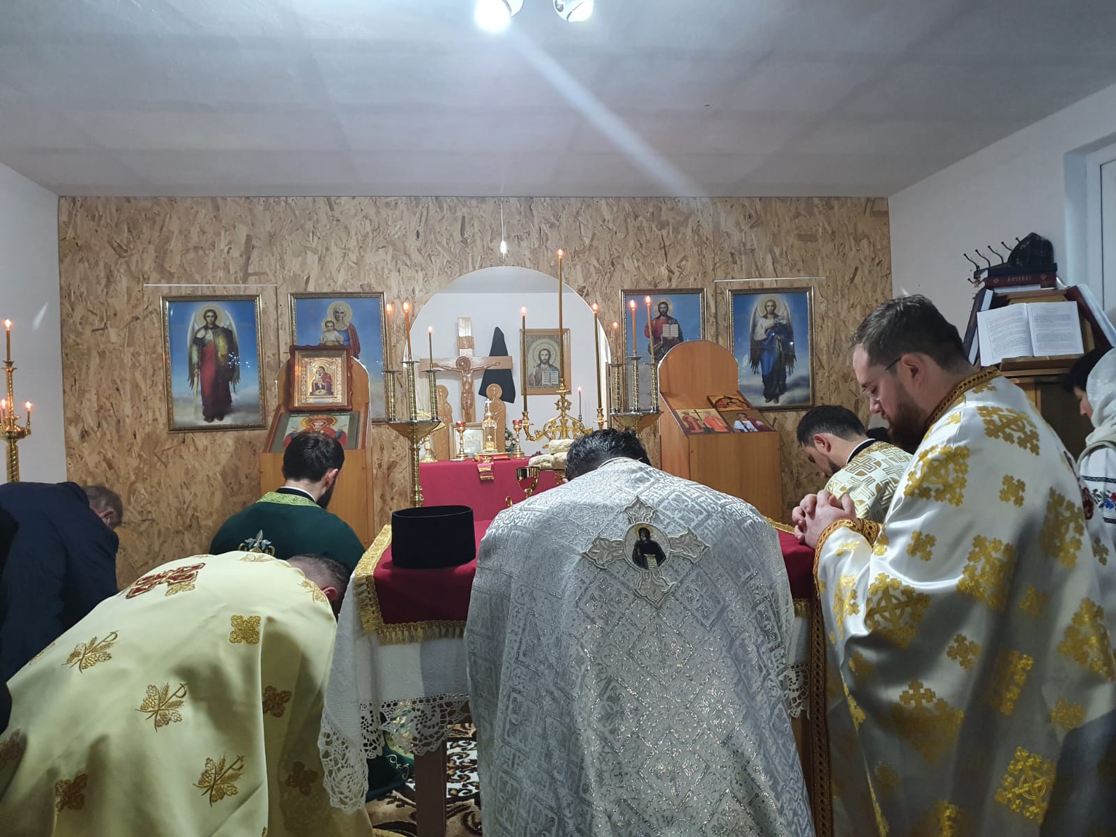 Parohia care a rămas fără biserica și-a sărbătorit hramul de iarnă