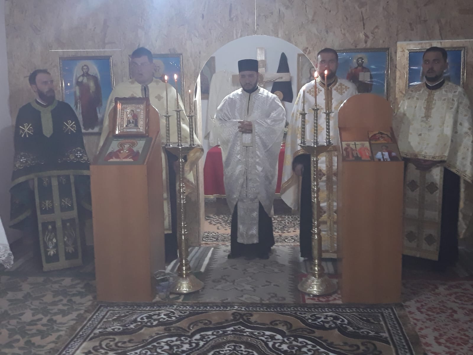 Parohia care a rămas fără biserica și-a sărbătorit hramul de iarnă