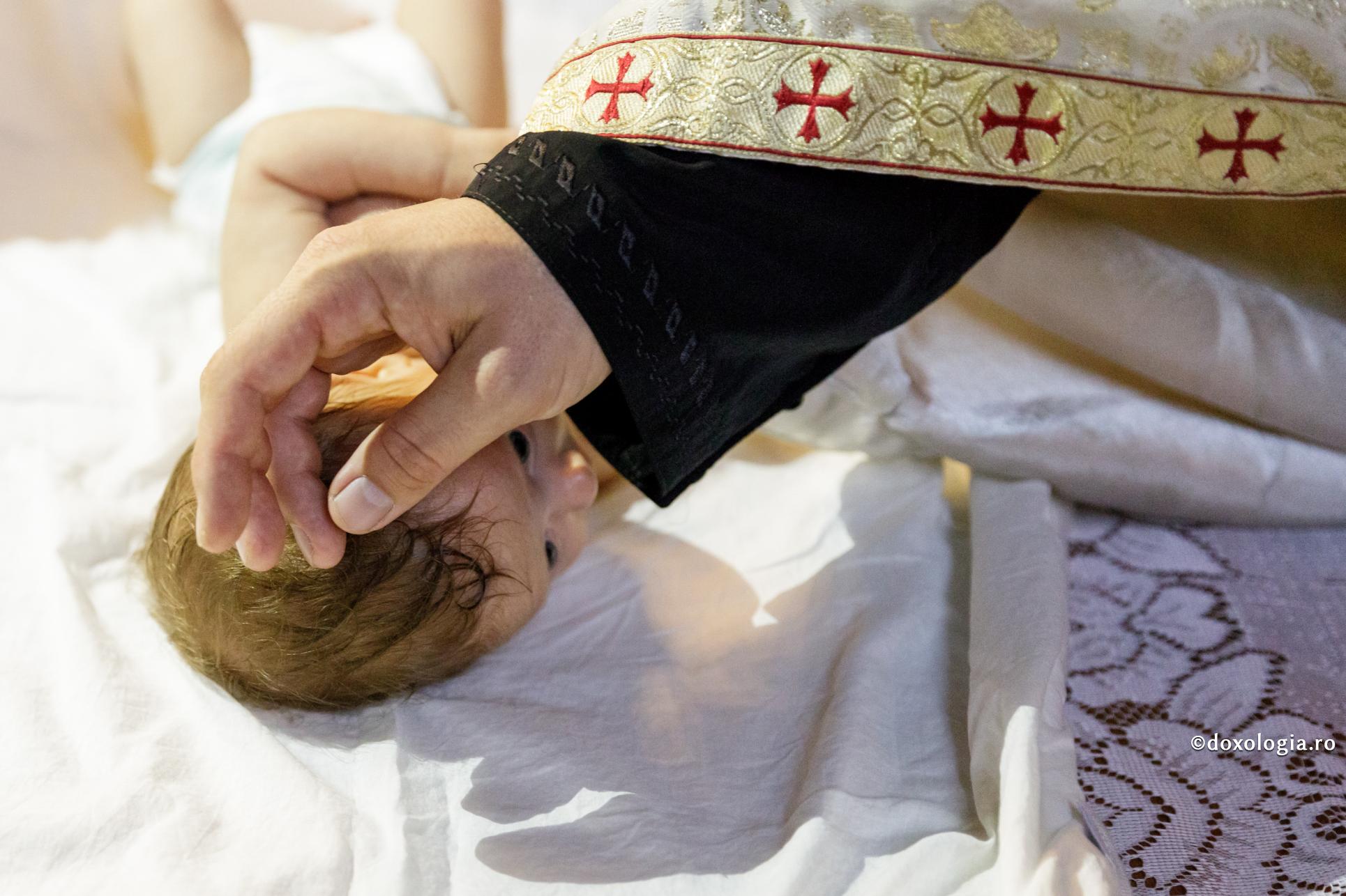 Rugăciunea preotului îl unește pe copil cu Hristos