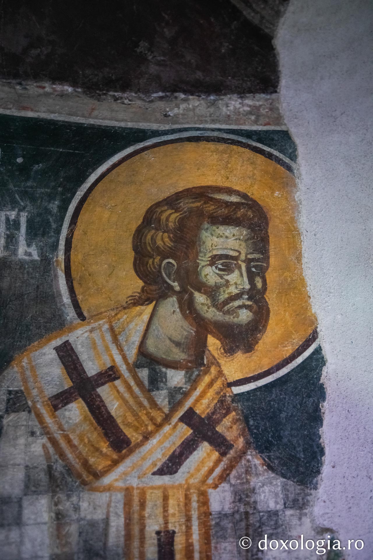 Reprezentare iconografică a Sfântului Ierarh Ioan Gură de Aur – Bolnița Mănăstirii Bistrița-Vâlcea (Foto: pr. Silviu Cluci) Reprezentare iconografică a Sfântului Ierarh Ioan Gură de Aur – Bolnița Mănăstirii Bistrița-Vâlcea