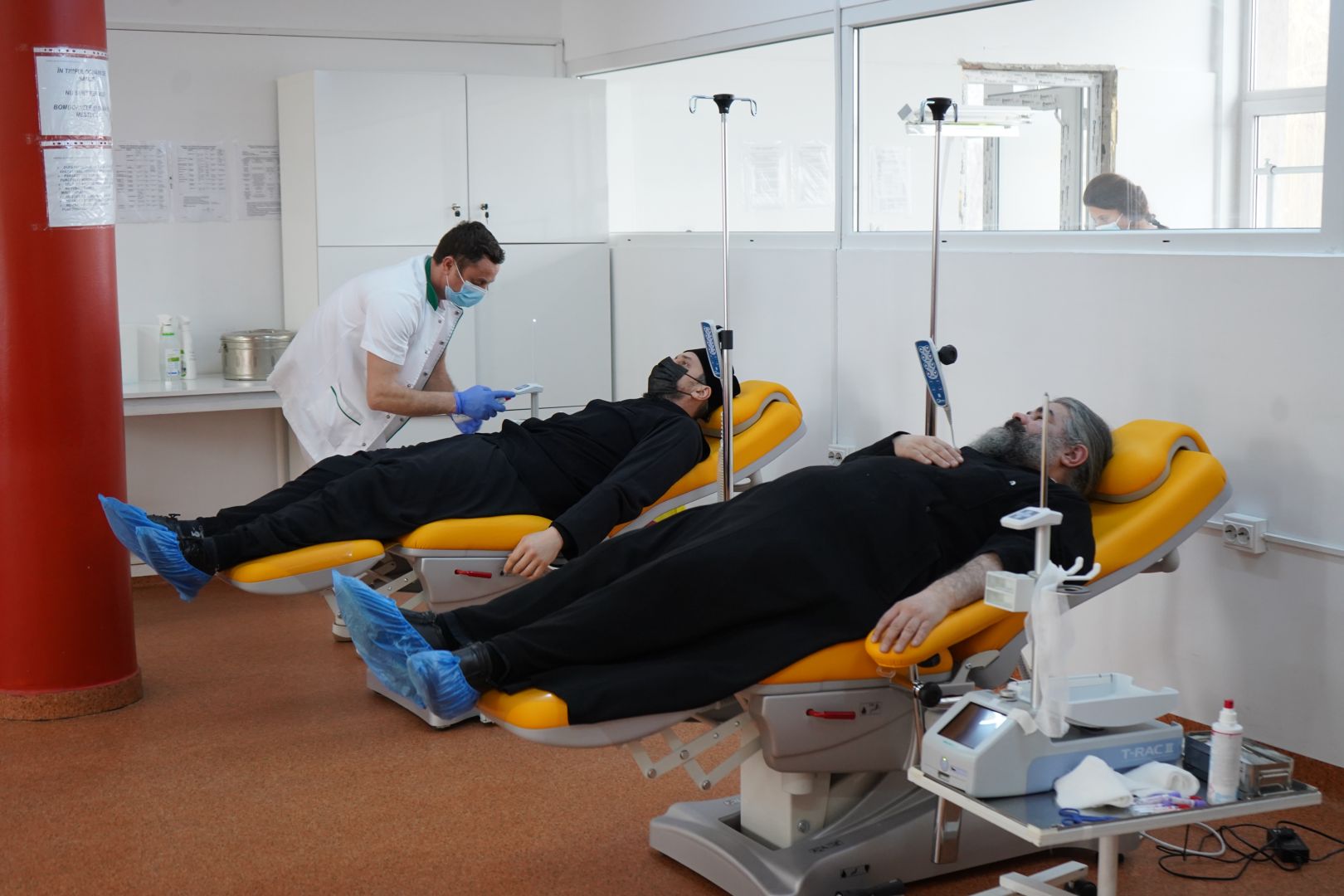 Preoți din Arhiepiscopia Sucevei și Rădăuților au donat sânge și plasmă convalescentă Covid-19 în cadrul Campaniei „Sânge pentru viață”