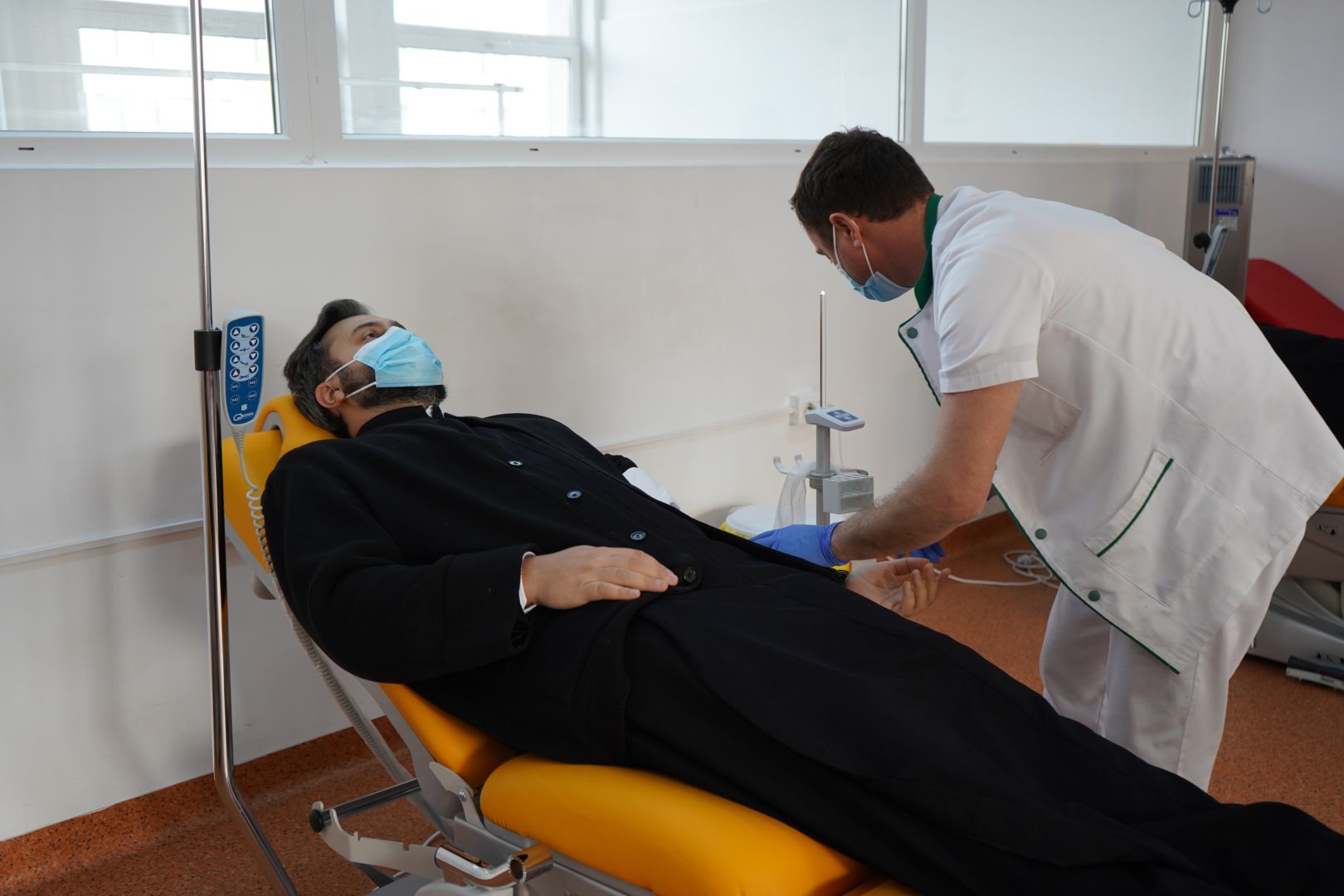 Preoți din Arhiepiscopia Sucevei și Rădăuților au donat sânge și plasmă convalescentă Covid-19 în cadrul Campaniei „Sânge pentru viață”