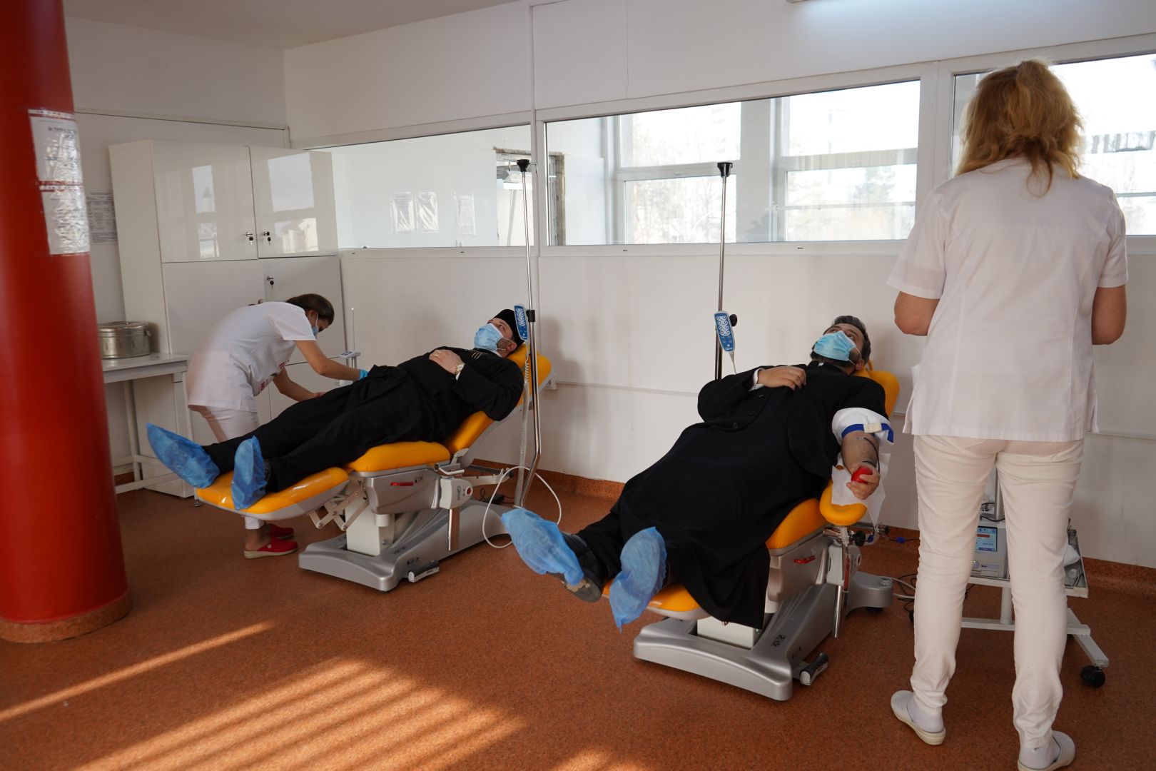 Preoți din Arhiepiscopia Sucevei și Rădăuților au donat sânge și plasmă convalescentă Covid-19 în cadrul Campaniei „Sânge pentru viață”