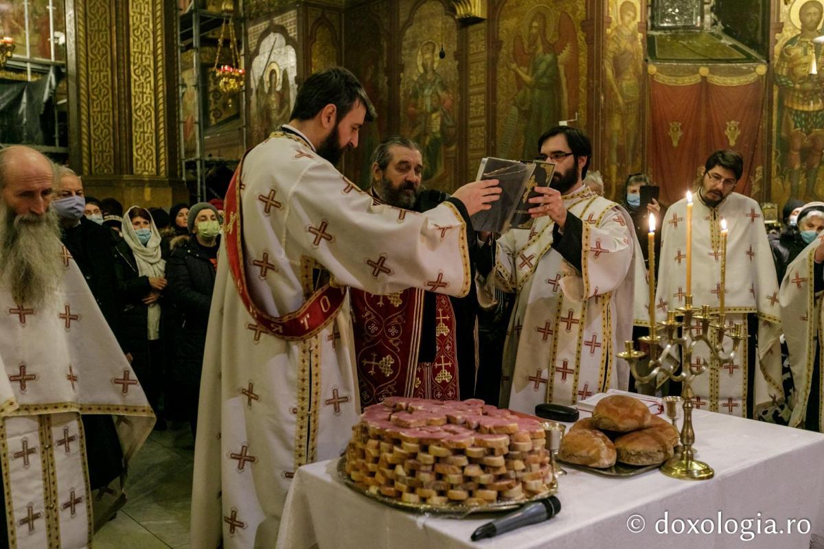 Mănăstirea închinată Sfinților Trei Ierarhi și-a celebrat astăzi hramul