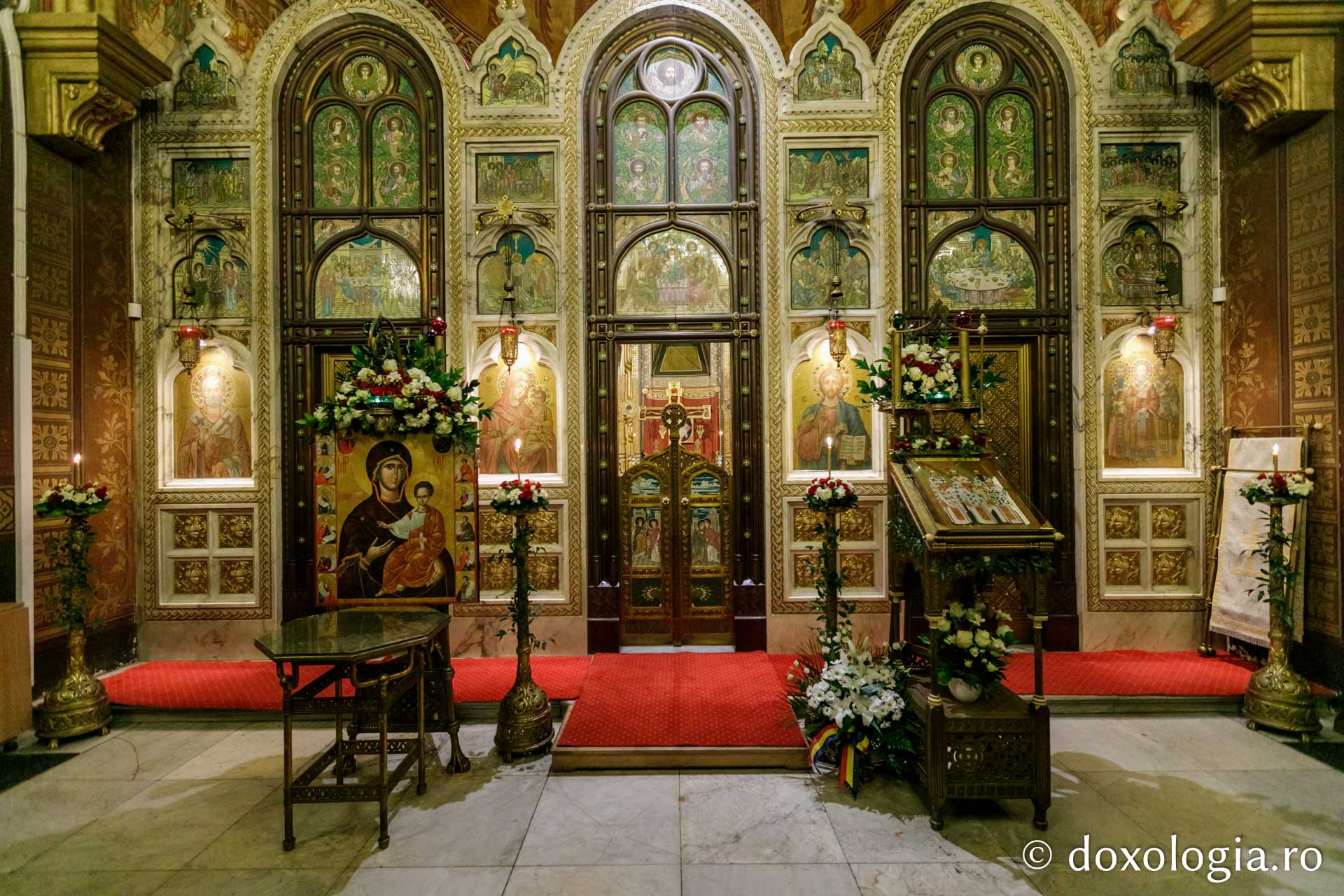 (Foto) Priveghere la hramul Mănăstirii Sfinții Trei Ierarhi din Iași 2021