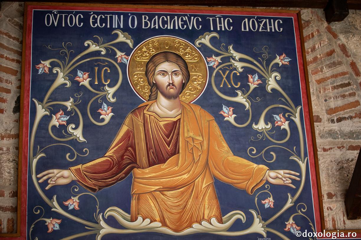 (Audio) „Dumnezeu poate să tămăduiască toate durerile noastre, mai vechi sau mai noi” ‒ Arhim. Nichifor Horia