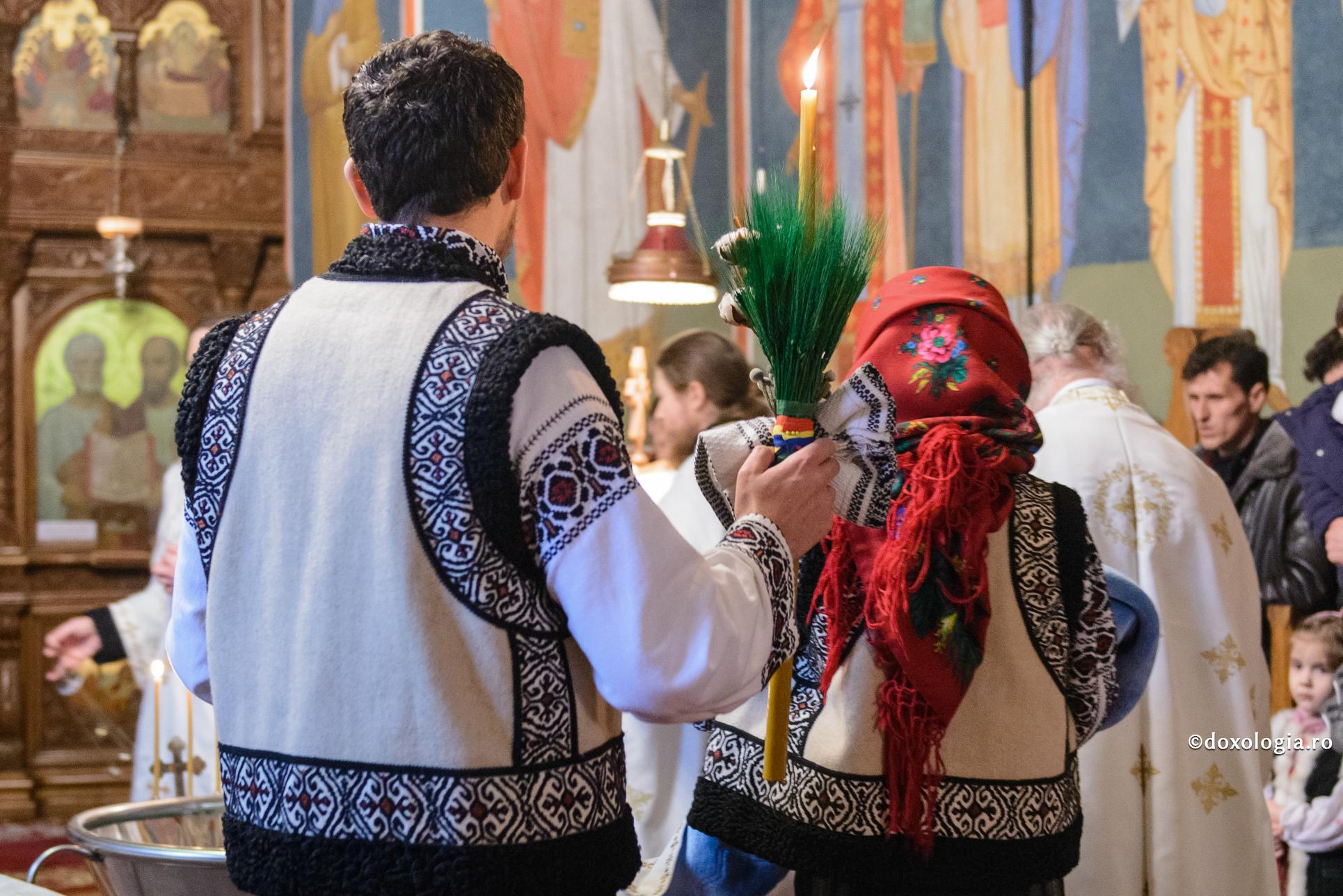 Să fii naș de botez nu este o simplă formalitate / Foto: Oana Nechifor cuplu în port popular
