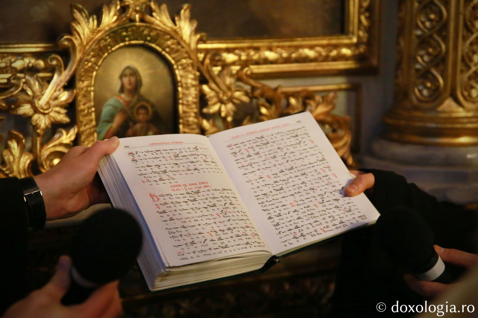 foto: Flavius Popa Părintele Mitropolit Teofan a slujit la Iași prima Sfântă Liturghie din noul an