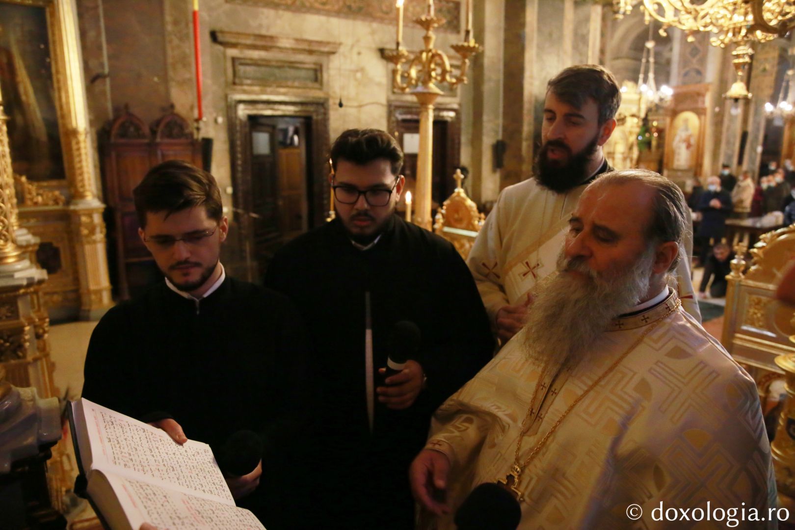 foto: Flavius Popa Părintele Mitropolit Teofan a slujit la Iași prima Sfântă Liturghie din noul an