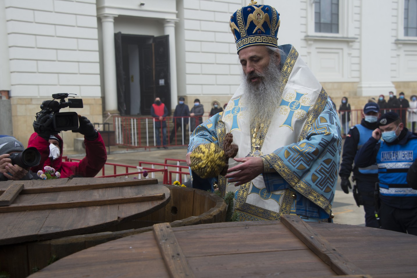 IPS Mitropolit Teofan, la slujba Bobotezei: „Se cuvine a nu ceda, a nu abandona lupta, a nu ne pierde curajul, și, Doamne ferește, a nu deznădăjdui”