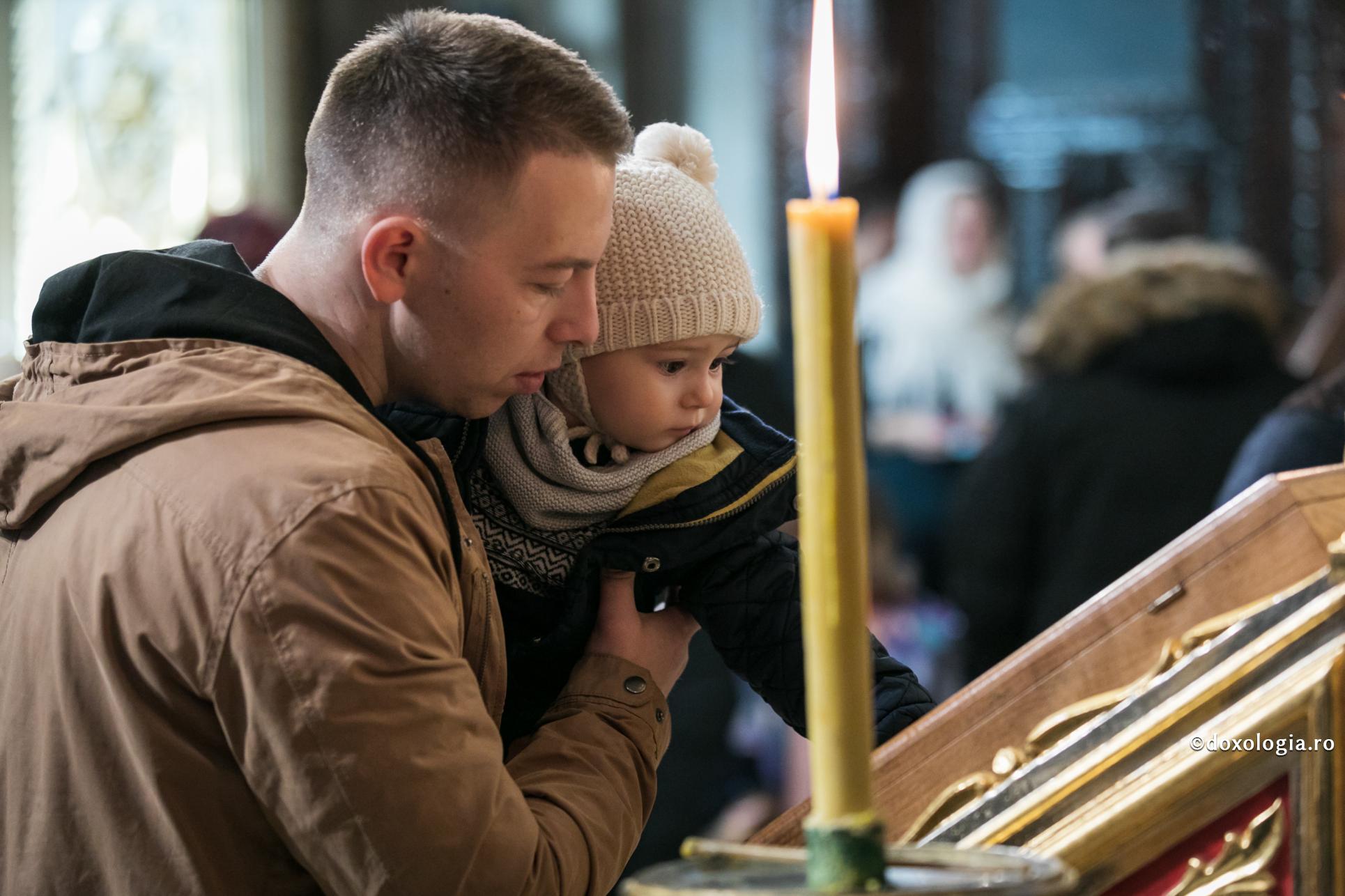 Părinţii să-i ajute duhovniceşte pe copiii lor încă de când sunt mici