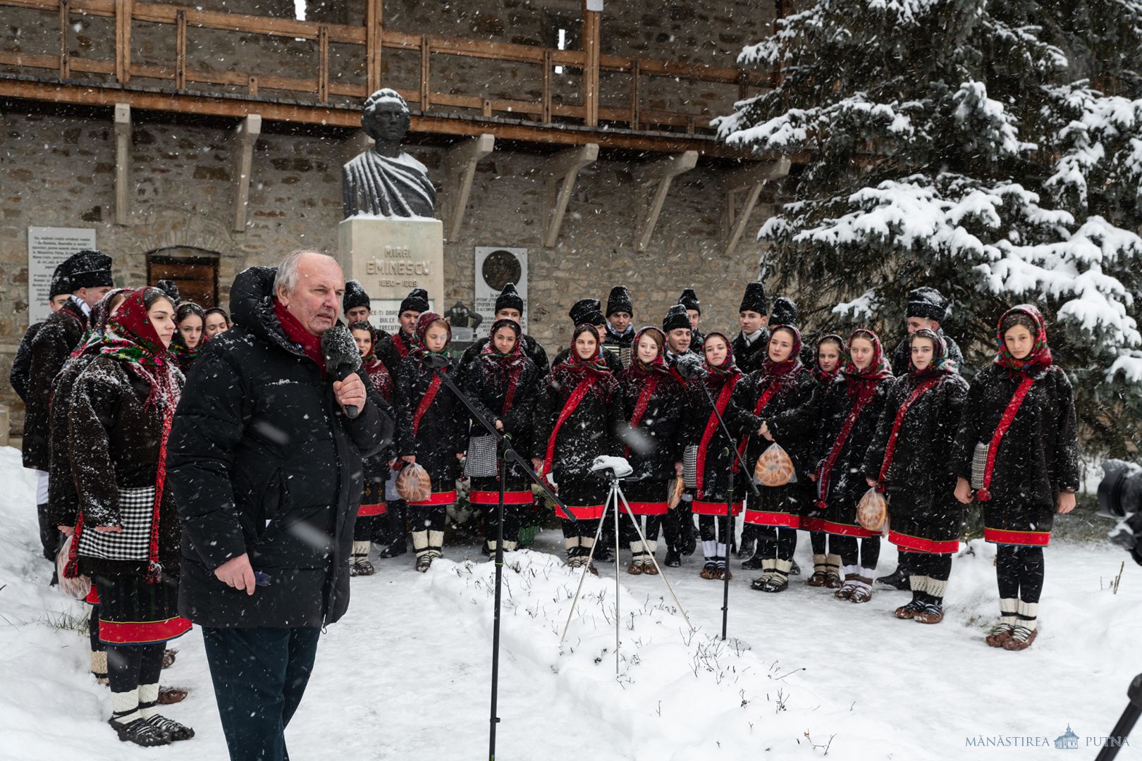 Poetul Mihai Eminescu a fost comemorat la Mănăstirea Putna