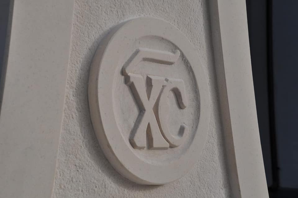 Slujire arhierească la Parohia Roșca din Iași. IPS Teofan a binecuvântat „Crucea Bucuriei” și casa parohială