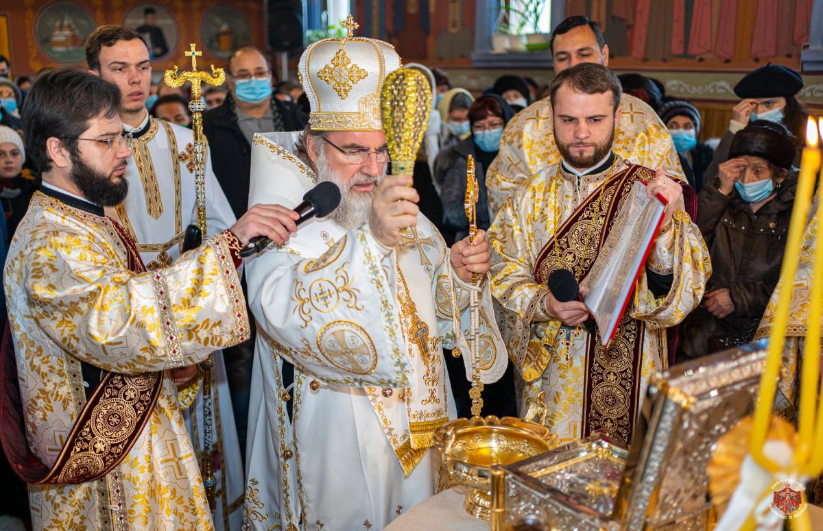 Liturghie arhierească la Biserica „Sfinţii Trei Ierarhi” din Bacău