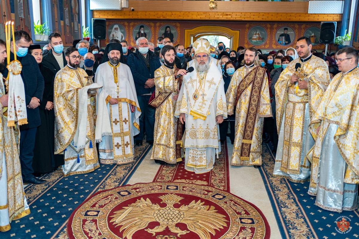 Liturghie arhierească la Biserica „Sfinţii Trei Ierarhi” din Bacău