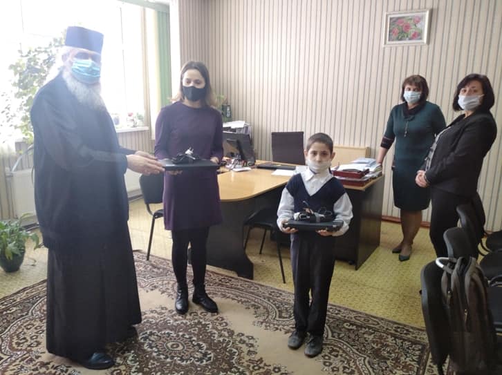 Laptopuri pentru 14 liceeni din Bălţi