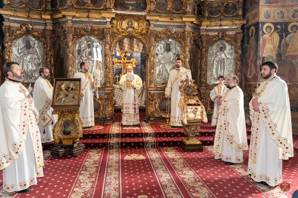 IPS Ioachim a slujit la catedrala din Roman