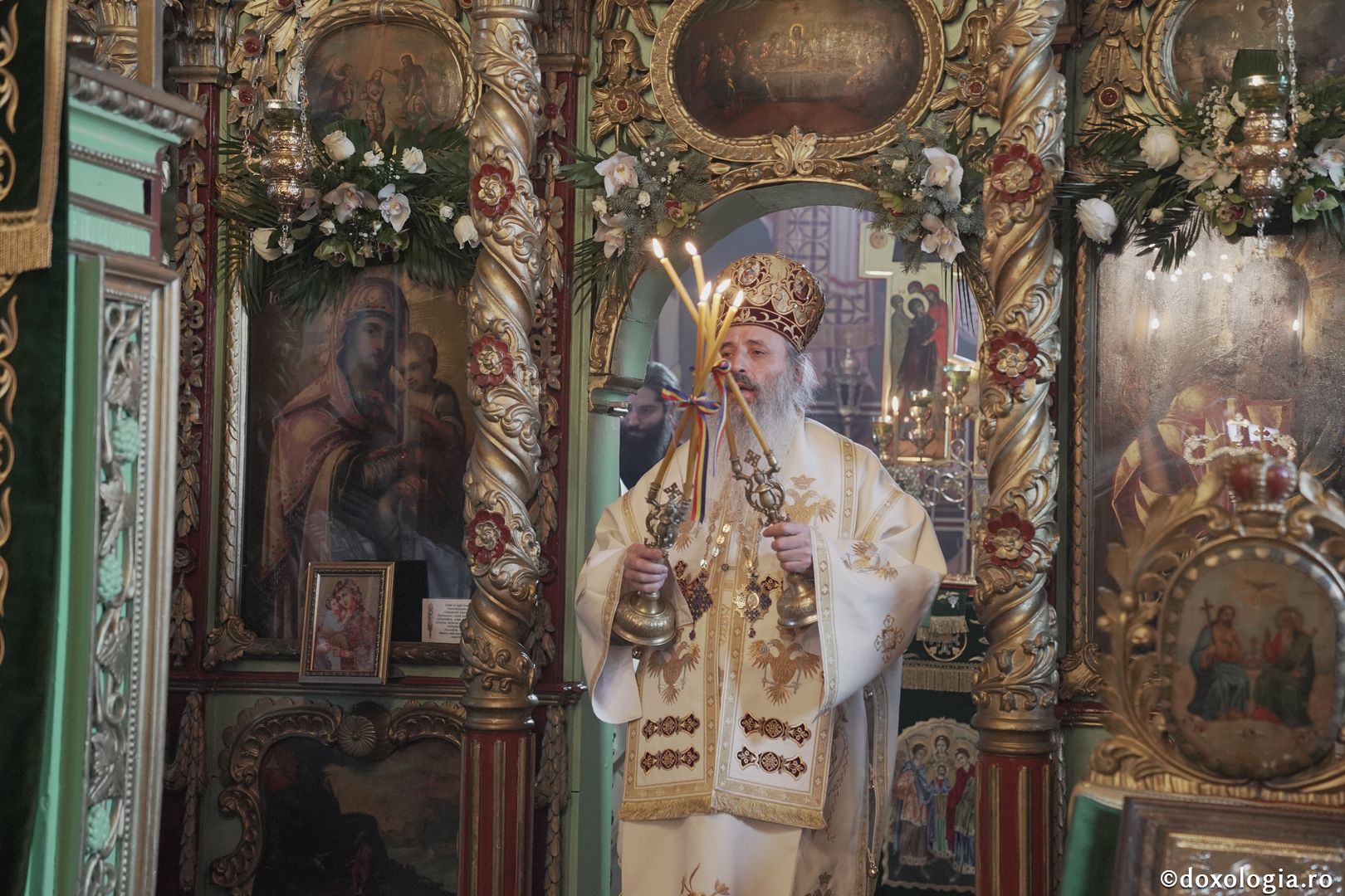 Slujire arhierească la Parohia Roșca din Iași. IPS Teofan a binecuvântat „Crucea Bucuriei” și casa parohială
