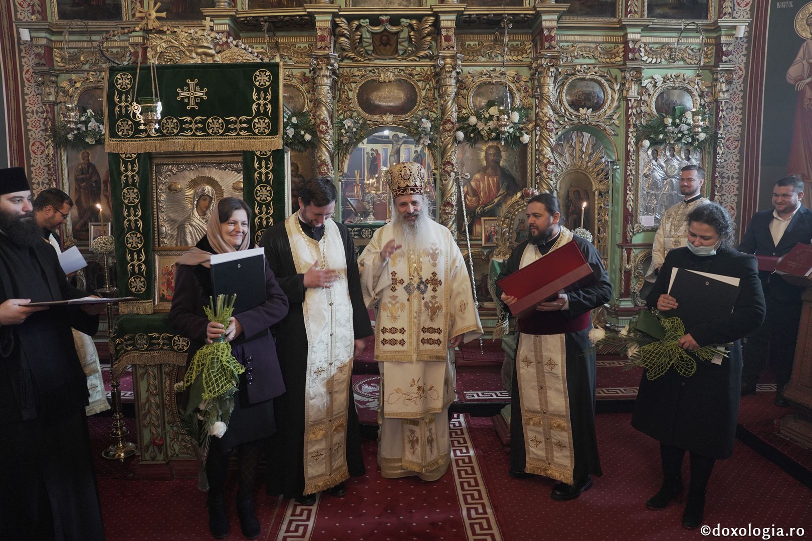Slujire arhierească la Parohia Roșca din Iași. IPS Teofan a binecuvântat „Crucea Bucuriei” și casa parohială