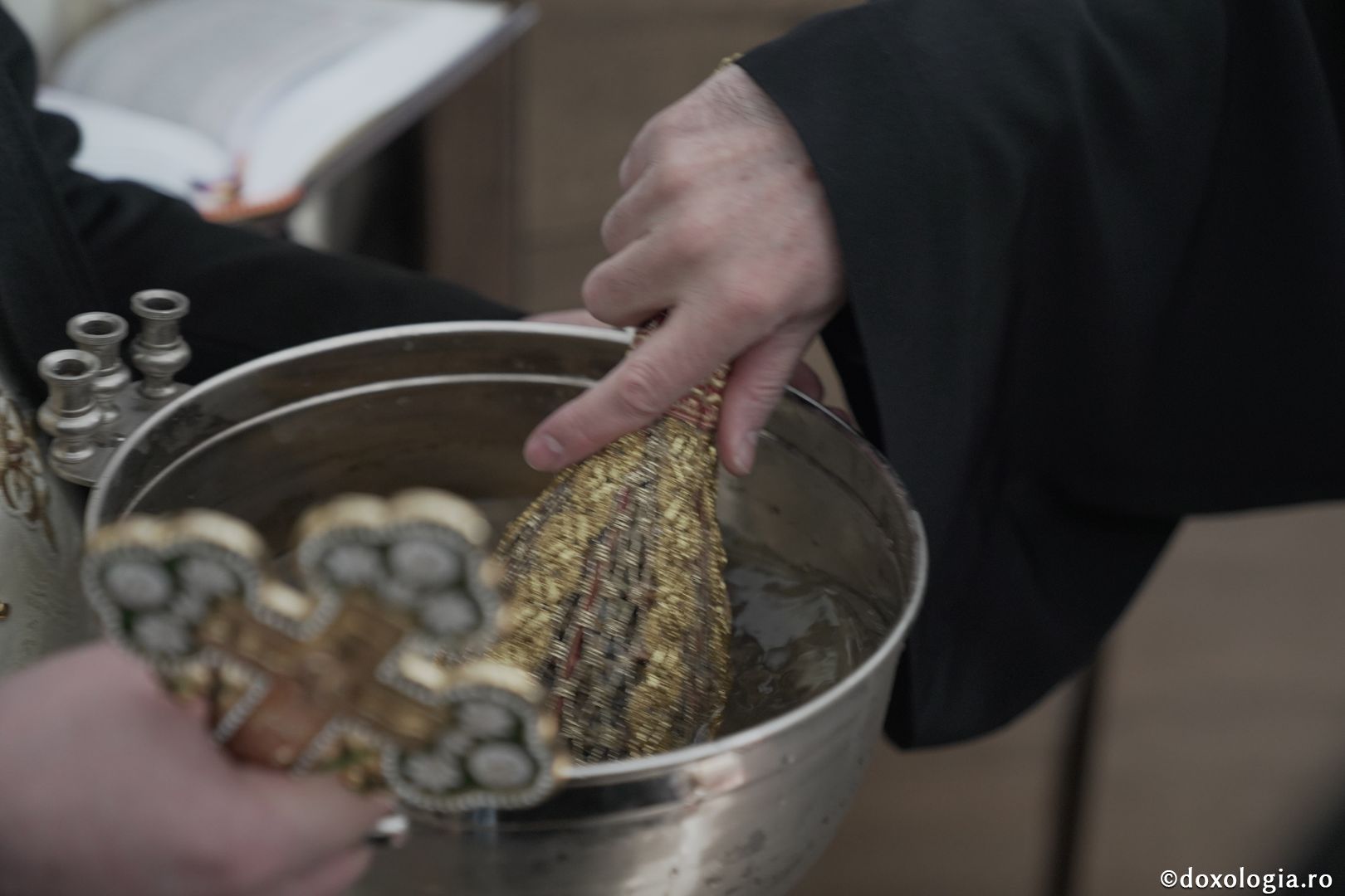 Slujire arhierească la Parohia Roșca din Iași. IPS Teofan a binecuvântat „Crucea Bucuriei” și casa parohială