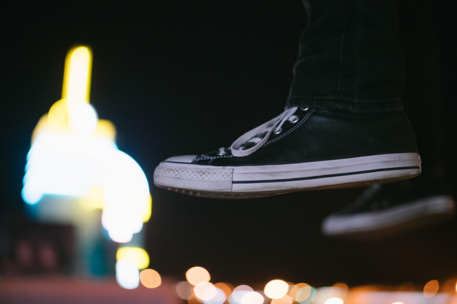 Cum educăm un adolescent? teniși în picioare