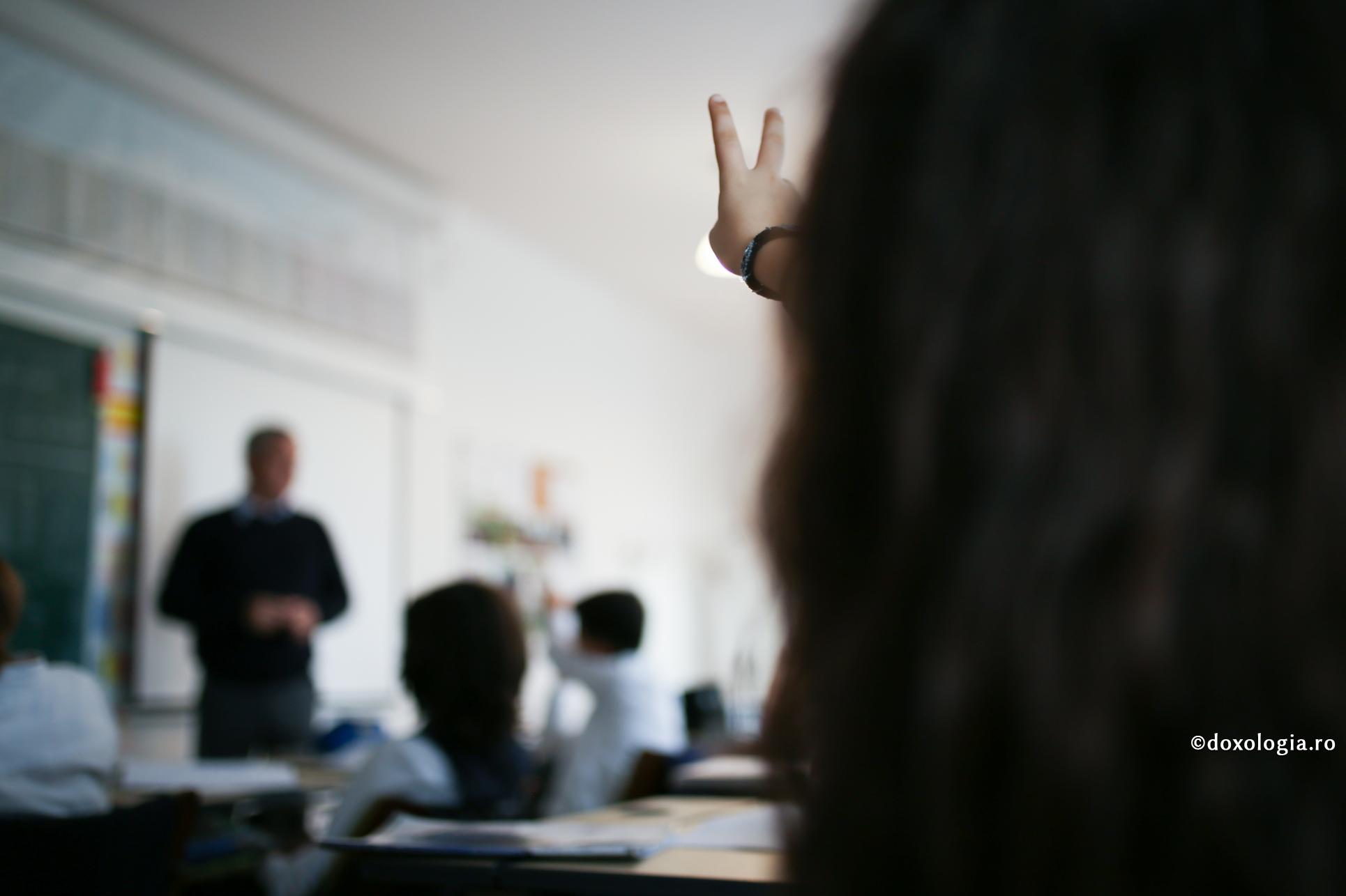 „Cel mai bun profesor este cel care nu contează, dar te face pe tine să contezi” / Foto: Oana Nechifor elev cu mâna sus