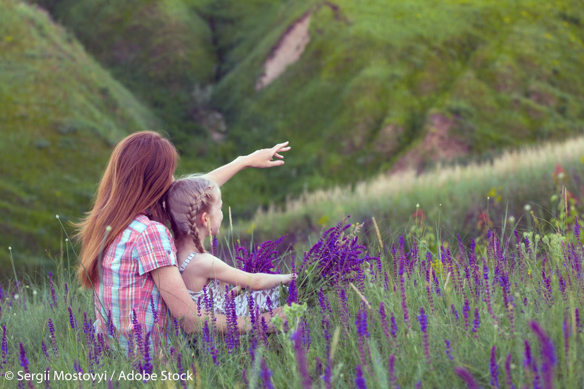 Sădiți în sufletul copilului dragostea pentru natură! / Foto: Sergii Mostovyi mamă și fiica privind în zare