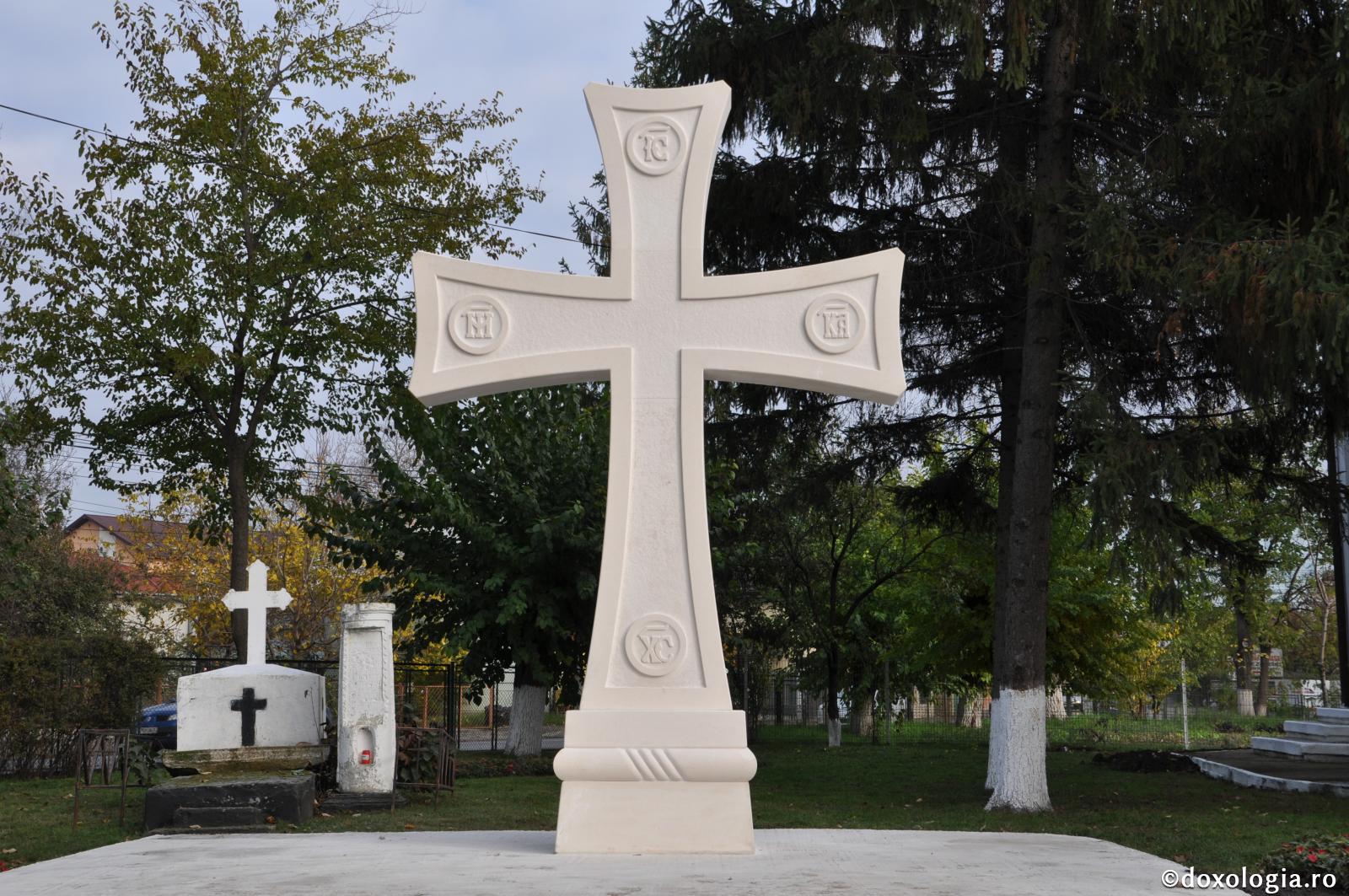 Slujire arhierească la Parohia Roșca din Iași. IPS Teofan a binecuvântat „Crucea Bucuriei” și casa parohială