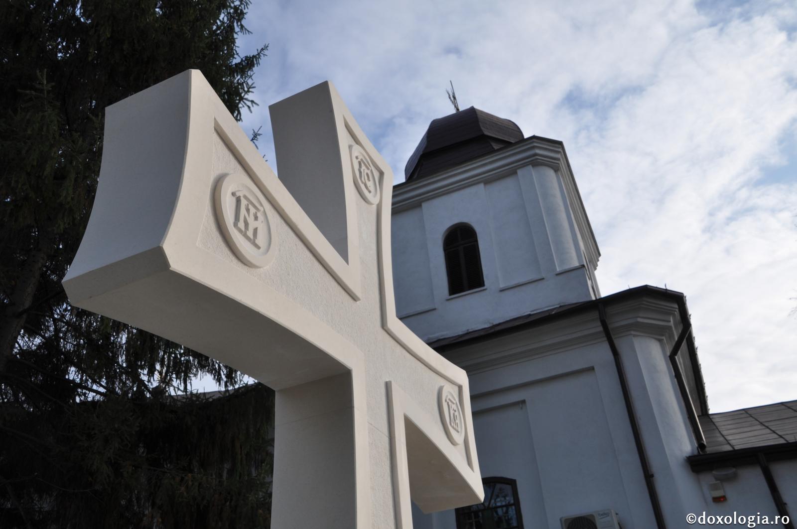 Slujire arhierească la Parohia Roșca din Iași. IPS Teofan a binecuvântat „Crucea Bucuriei” și casa parohială