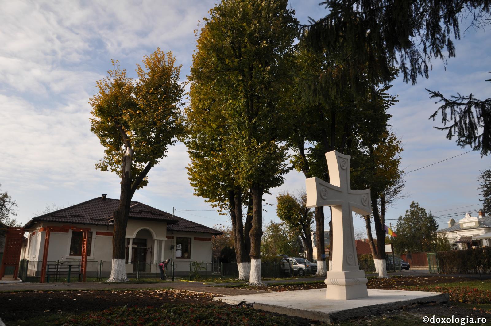 Slujire arhierească la Parohia Roșca din Iași. IPS Teofan a binecuvântat „Crucea Bucuriei” și casa parohială