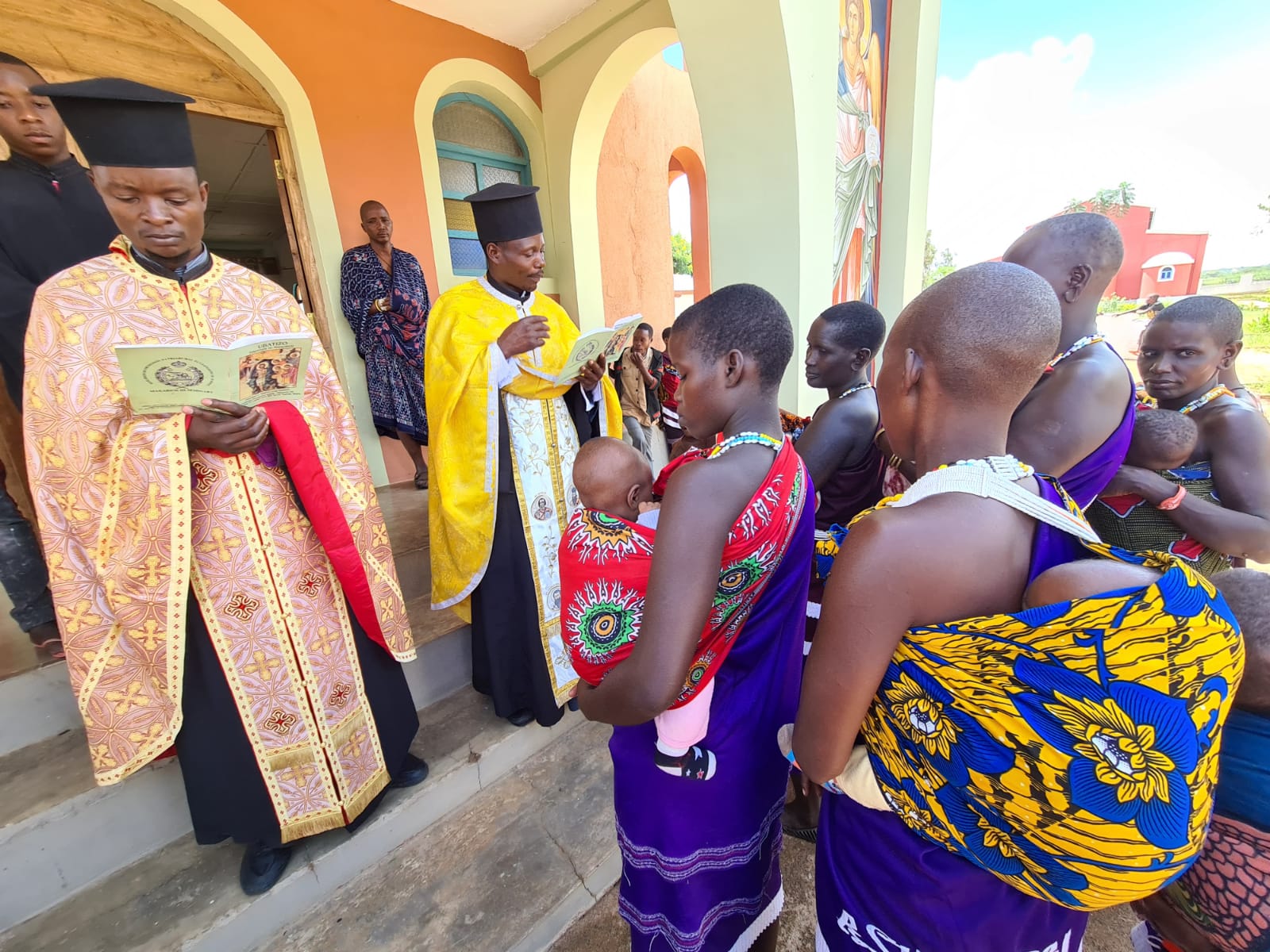 Din apă și din Duh - botez pentru 12 copii de massai