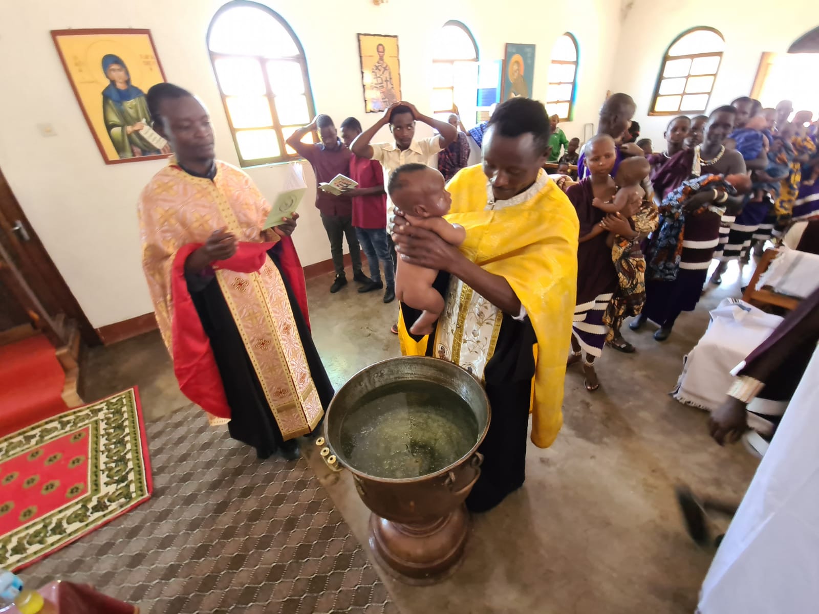 Din apă și din Duh - botez pentru 12 copii de massai