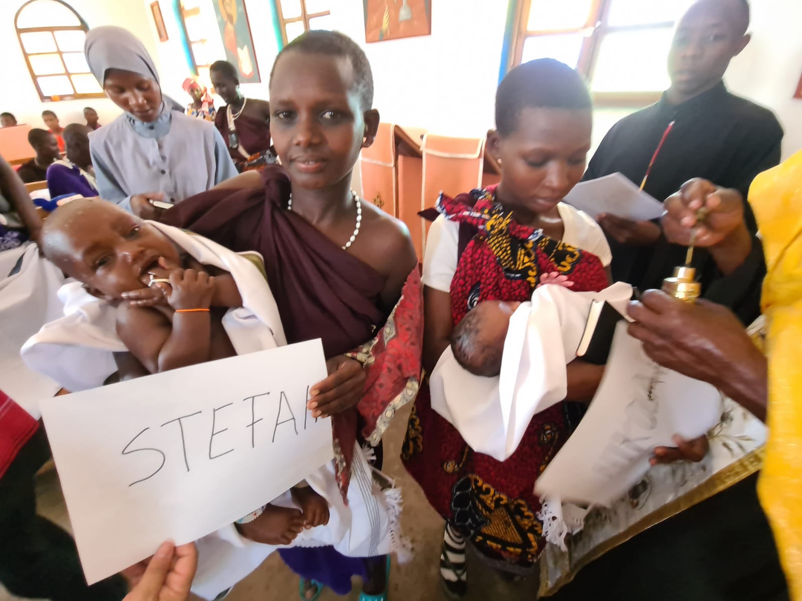 Din apă și din Duh - botez pentru 12 copii de massai