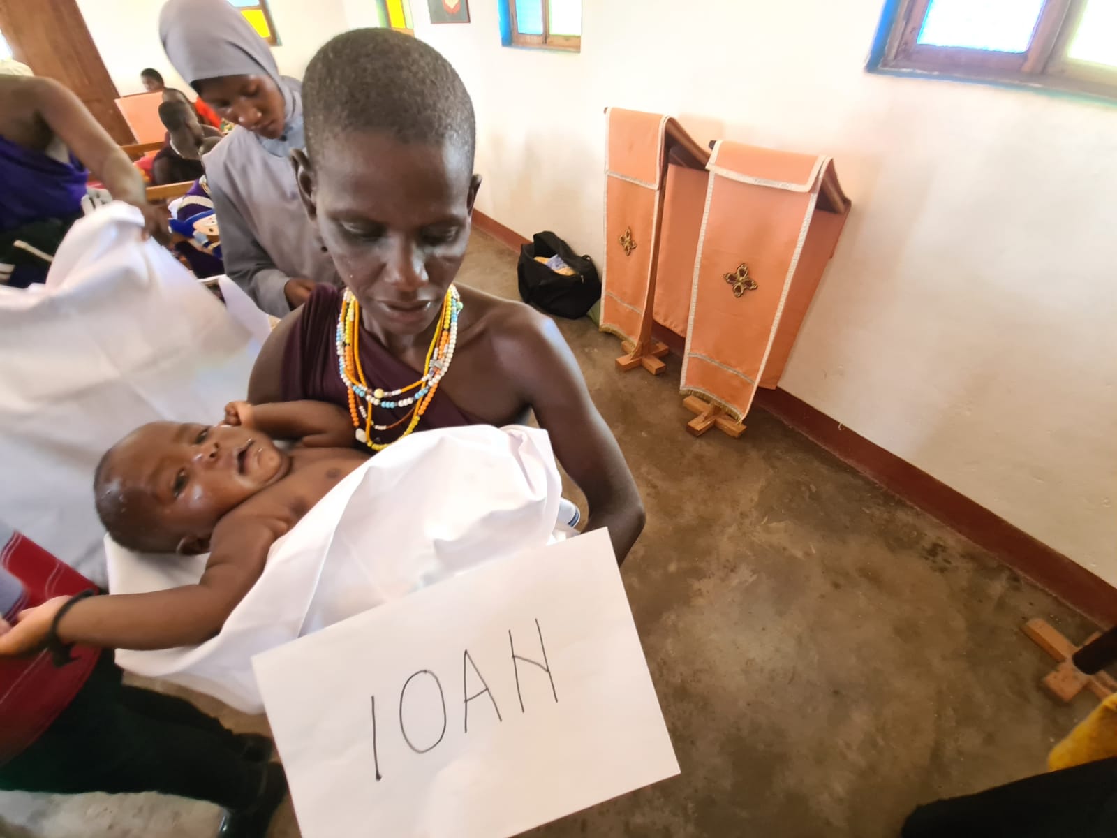 Din apă și din Duh - botez pentru 12 copii de massai