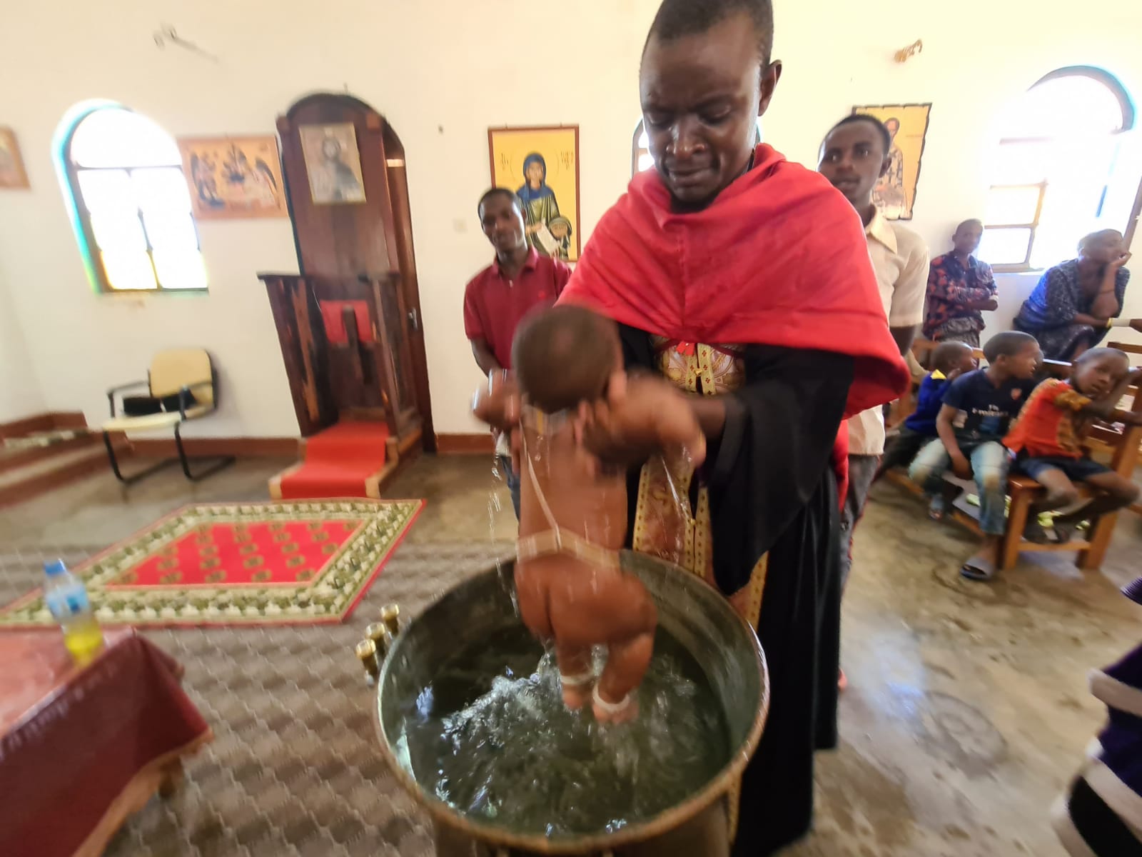 Din apă și din Duh - botez pentru 12 copii de massai