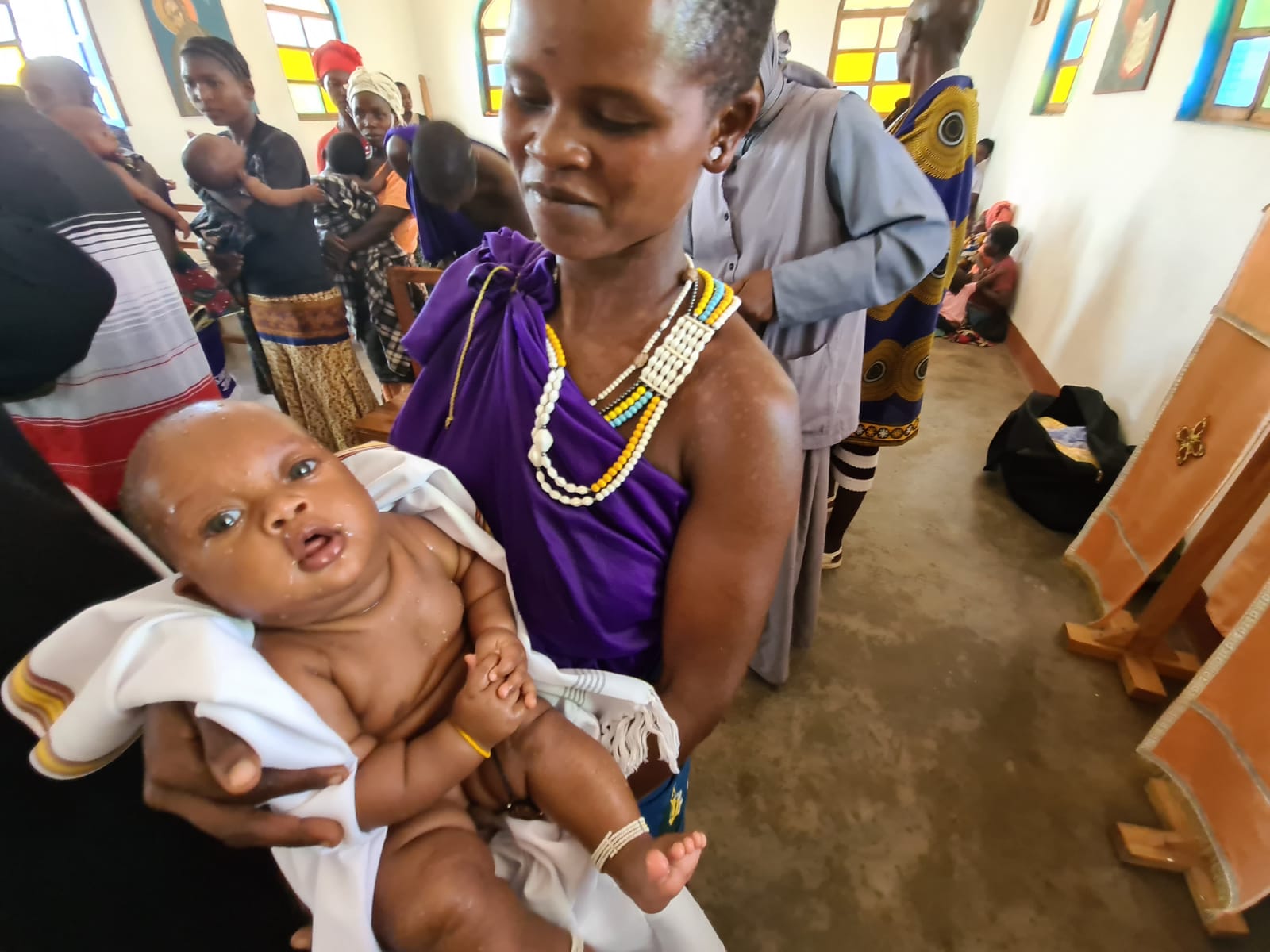 Din apă și din Duh - botez pentru 12 copii de massai