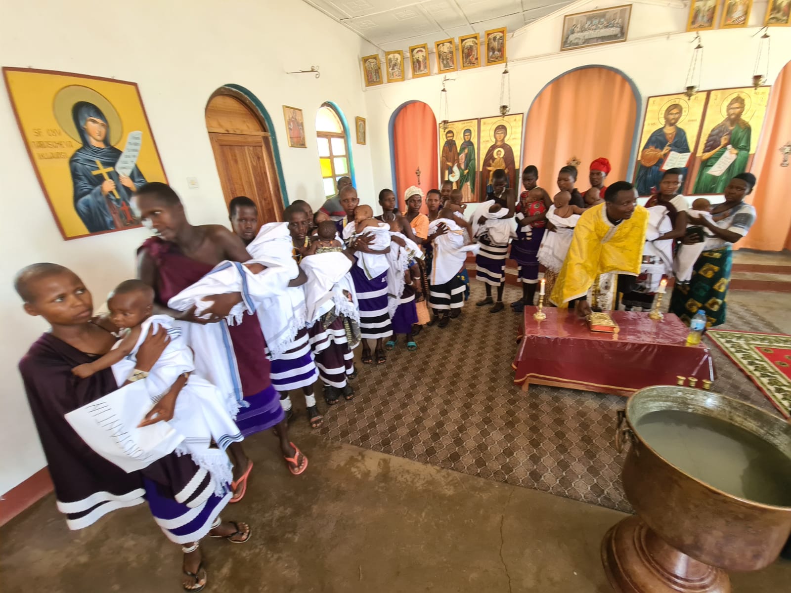 Din apă și din Duh - botez pentru 12 copii de massai