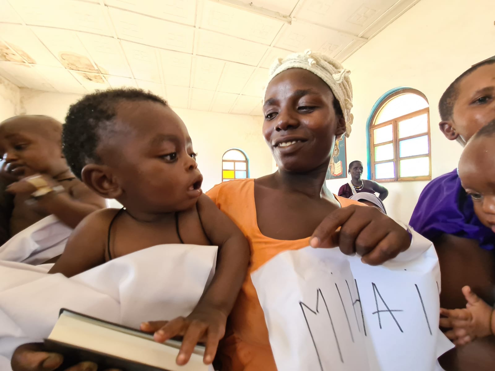 Din apă și din Duh - botez pentru 12 copii de massai