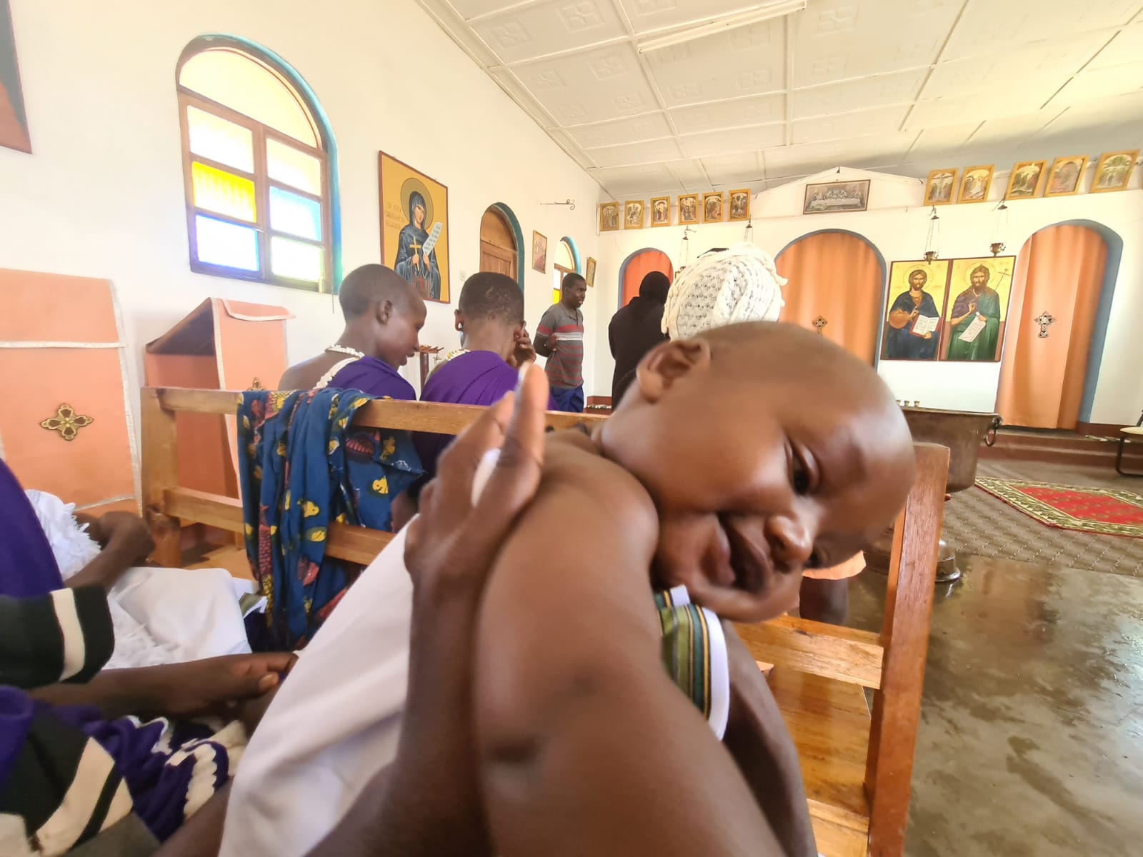 Din apă și din Duh - botez pentru 12 copii de massai