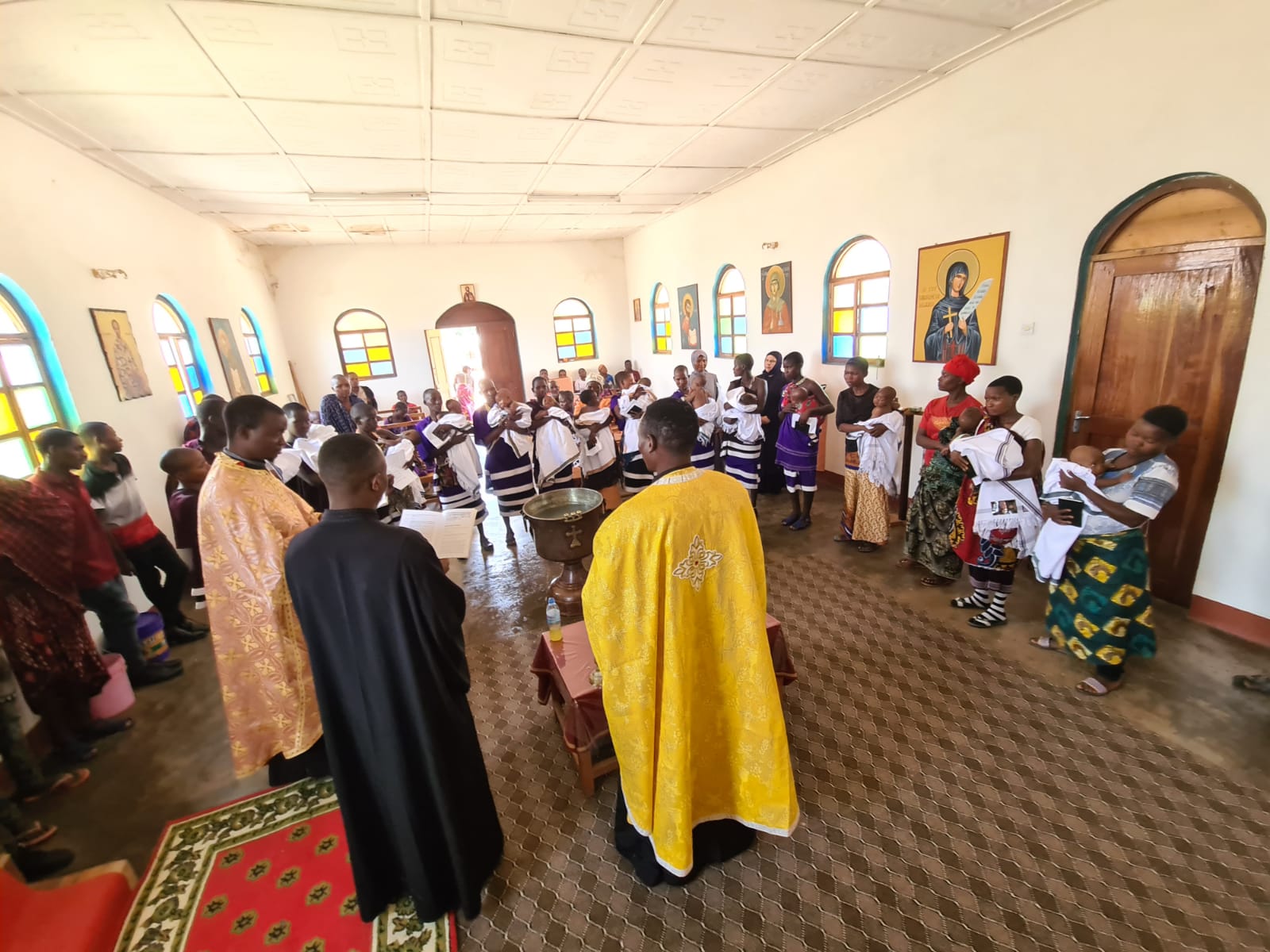 Din apă și din Duh - botez pentru 12 copii de massai